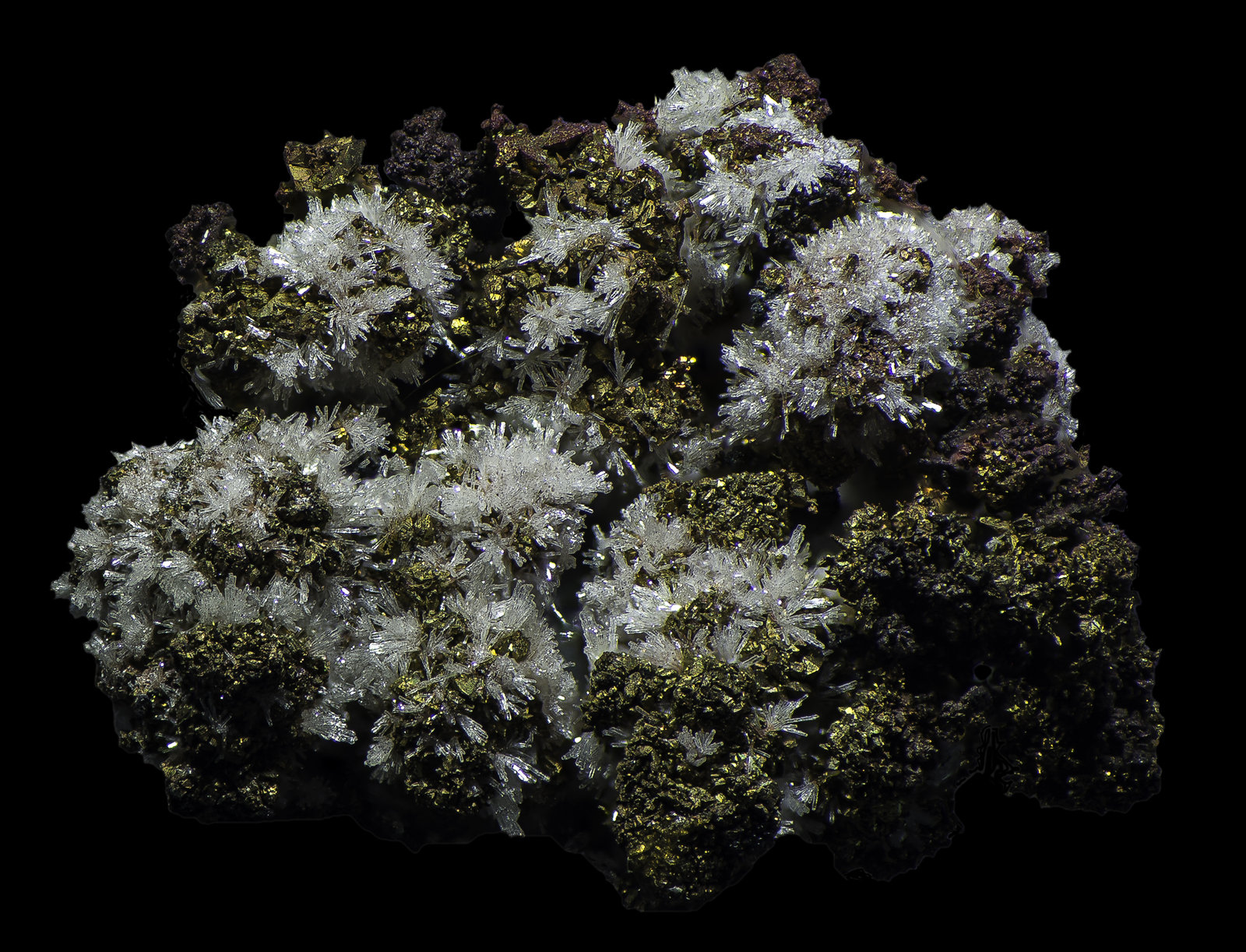 Copper, Cuprite, Quartz
20 x 18 x 15 mm
(Autor: Rob Schnerr)