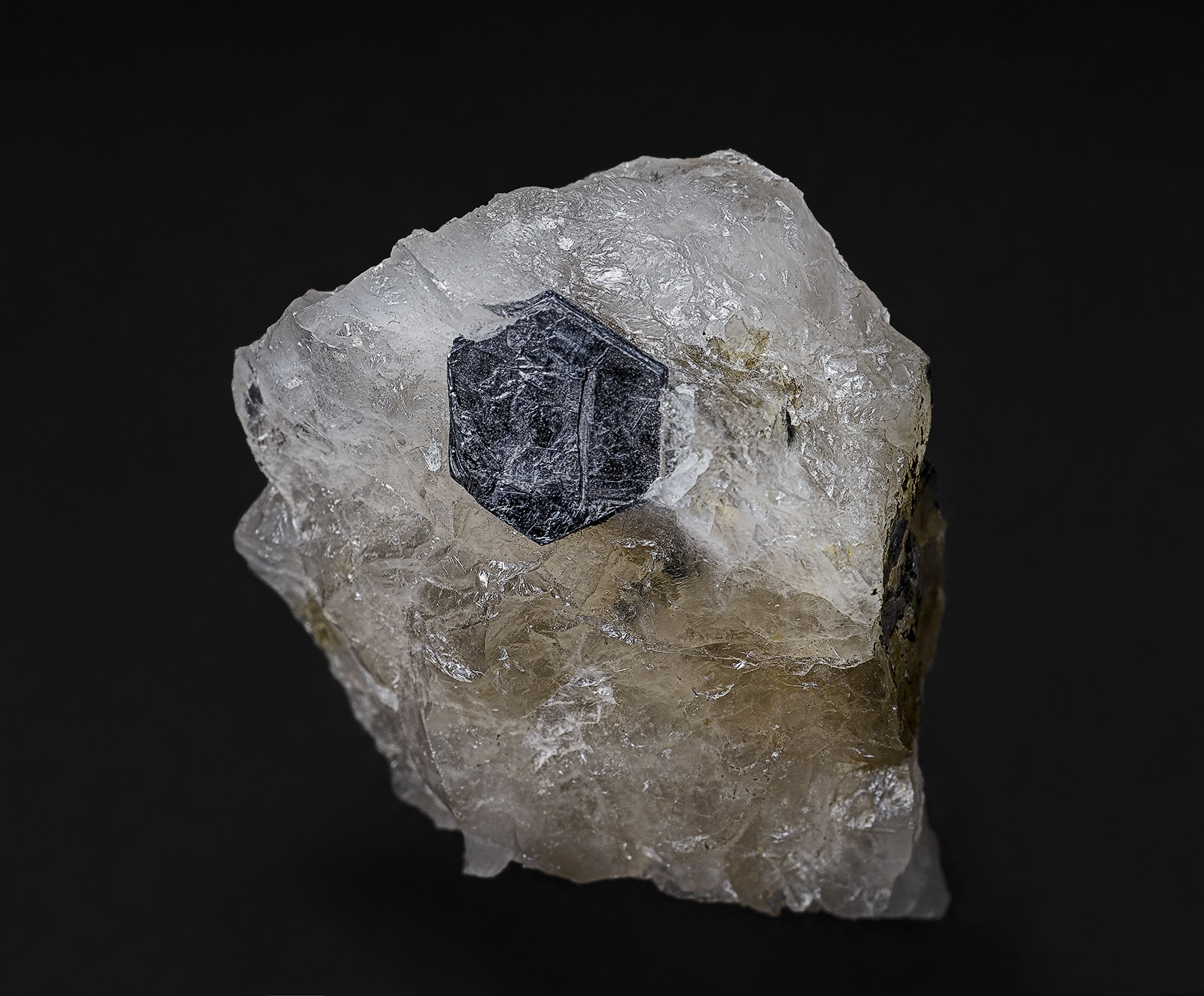Molybdenite, Quartz
2.8 x 3.5 cm
(Autor: am mizunaka)