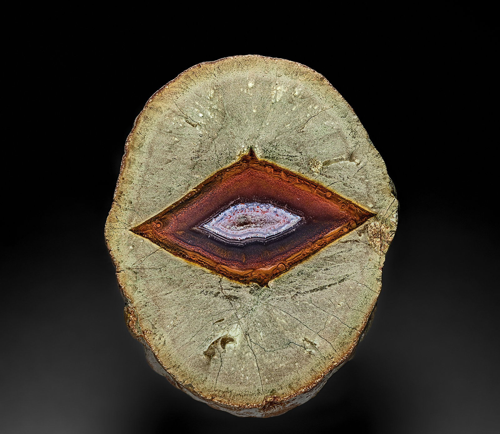 Quartz (variety agate)
7.8 x 6.2 cm
(Autor: am mizunaka)