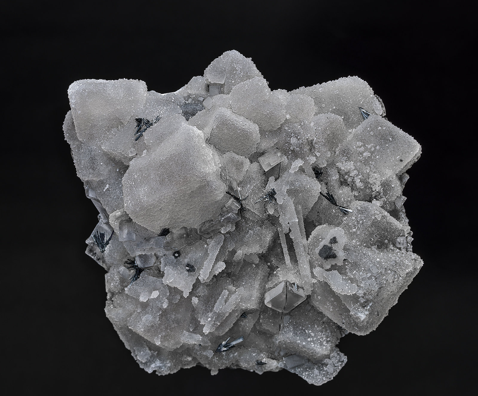 Barite, Quartz, Stibnite
10.5 x 10.0 cm
(Autor: am mizunaka)