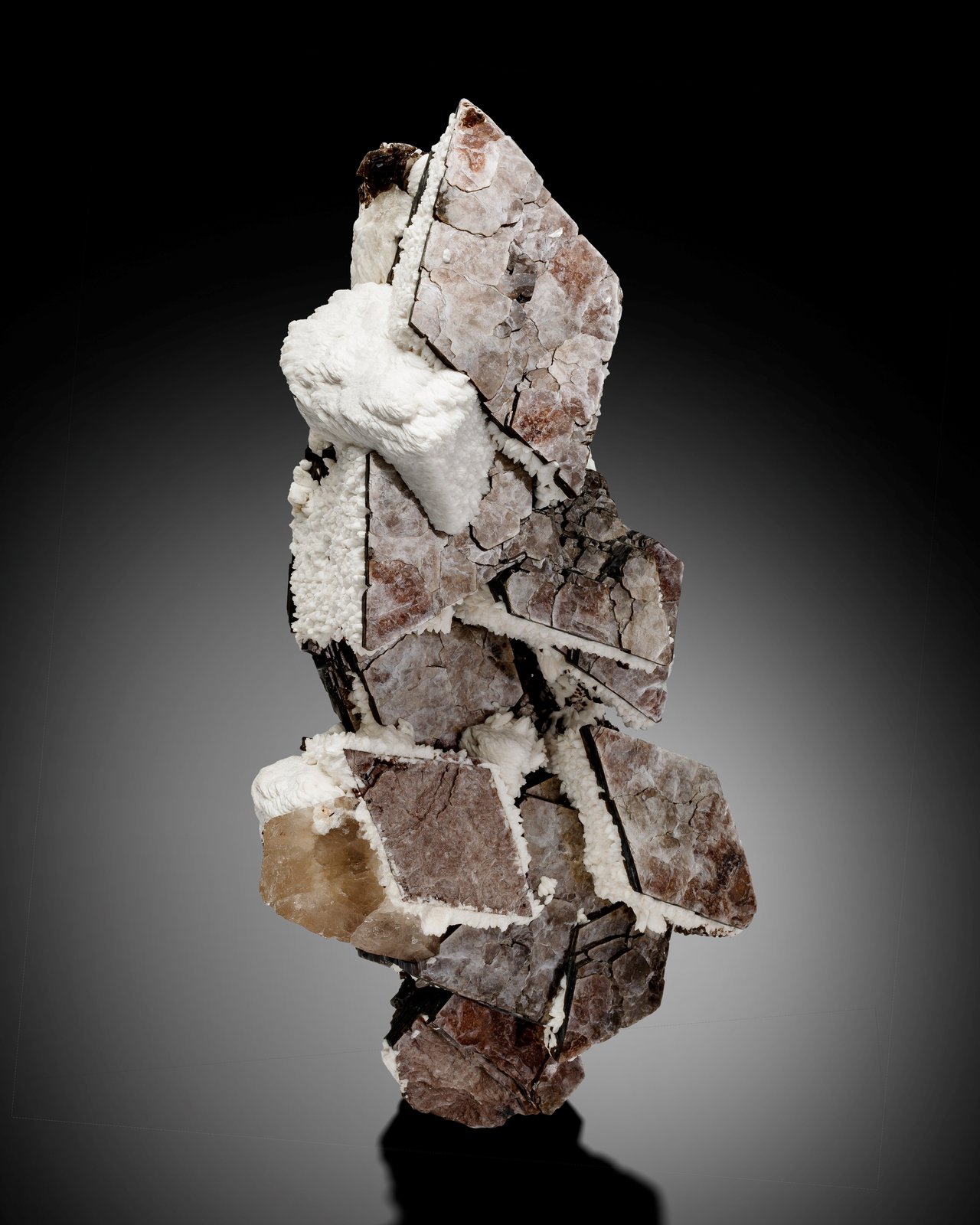 Muscovite and Albite
18 x 10 x 34 cm / main crystal: 12.5 cm
(Autor: MIM Museum)