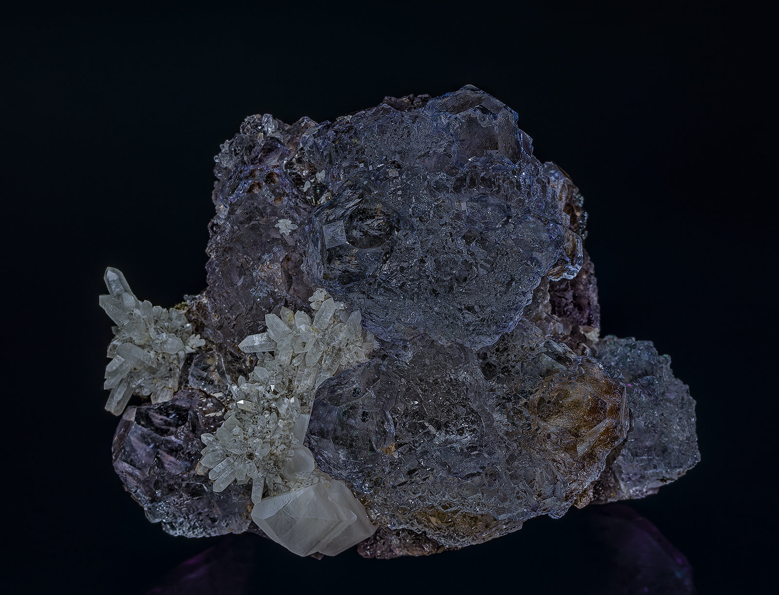 Fluorite, Quartz, Calcite
6.9  x 5.3 cm
(Autor: am mizunaka)