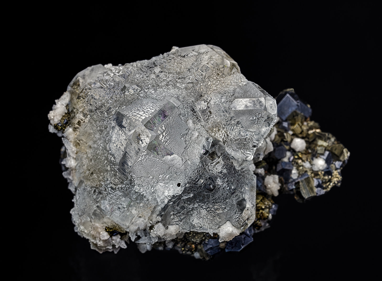 Fluorite, Galena, Pyrite, Calcite
6.0 x 3.9 cm
(Autor: am mizunaka)