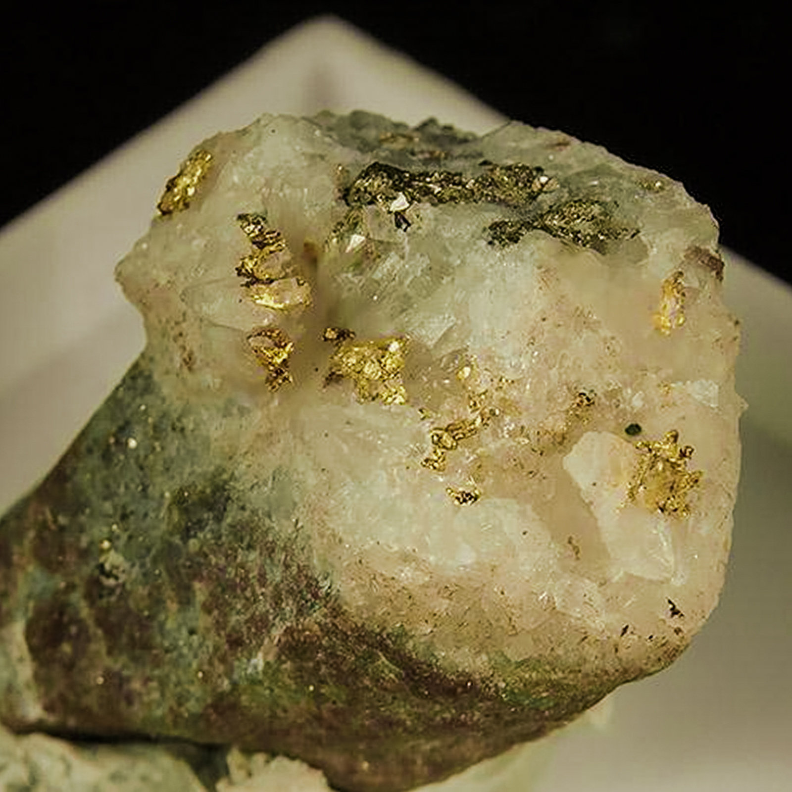Gold
H:2.7cm x W:2.3cm x D:2cm
(Autor: Adrian Pripoae)