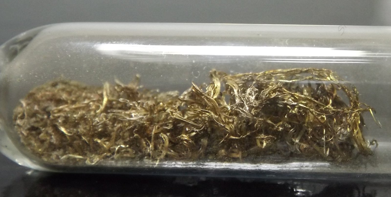 Silver
2 or 3 grams
(Autor: markbeckett)