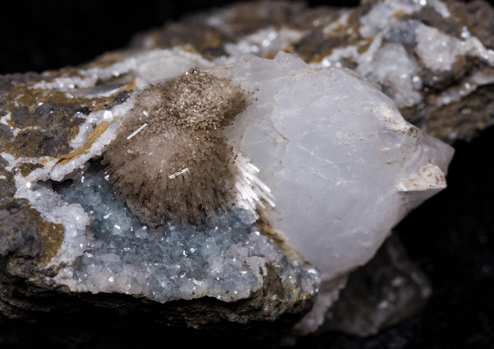 Calcite, Heulandite-Ca, Natrolite (?) / Mesolite (?)
75x70x30mm
(Autor: Bergur_E_Sigurdarson)