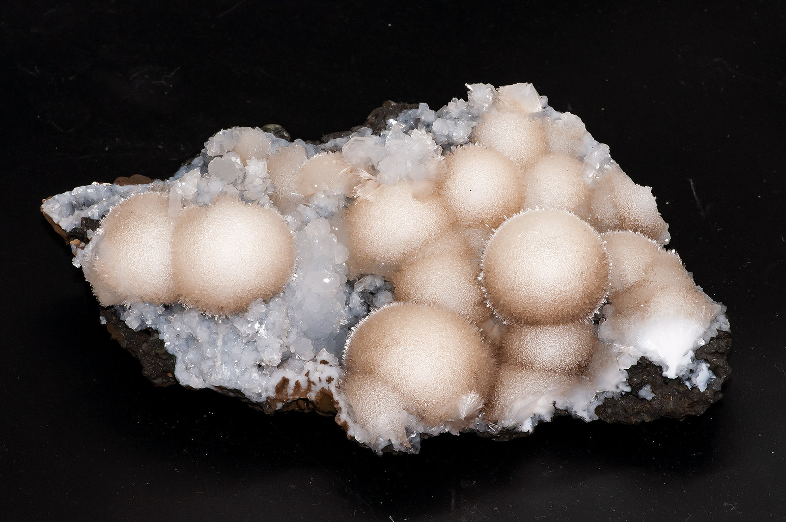 Mesolite/Natrolite, Stilbite, Heulandite
17cm x 10,5cm x 7cm
(Autor: Bergur_E_Sigurdarson)