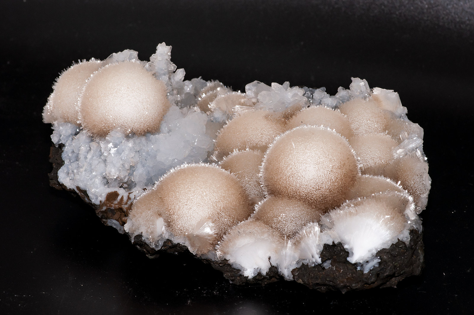 Mesolite/Natrolite, Stilbite, Heulandite
17cm x 10,5cm x 7cm
(Autor: Bergur_E_Sigurdarson)