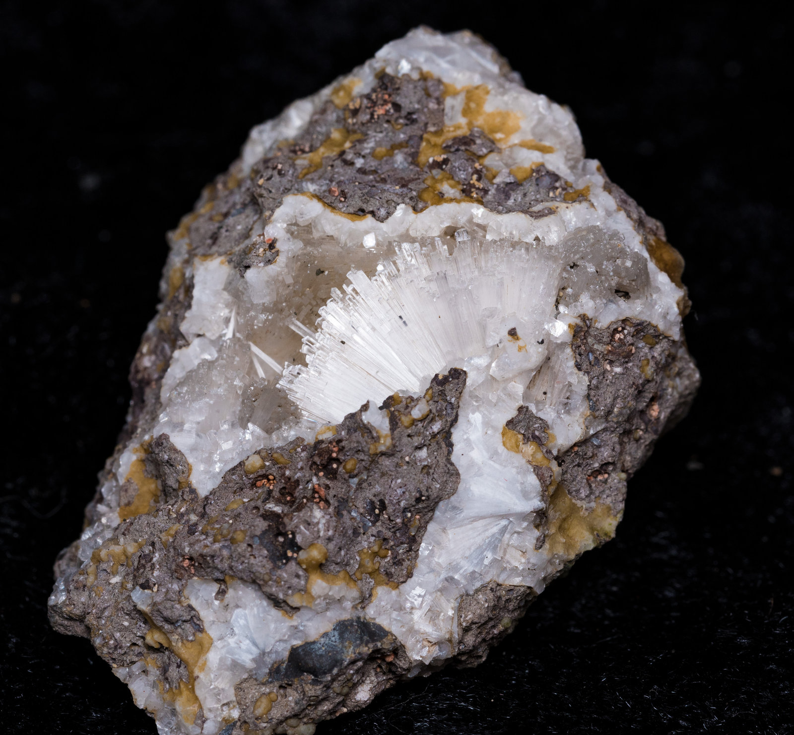 Natrolite (?) / Mesolite (?), Heulandite-Ca
29x48x26mm
(Autor: Bergur_E_Sigurdarson)