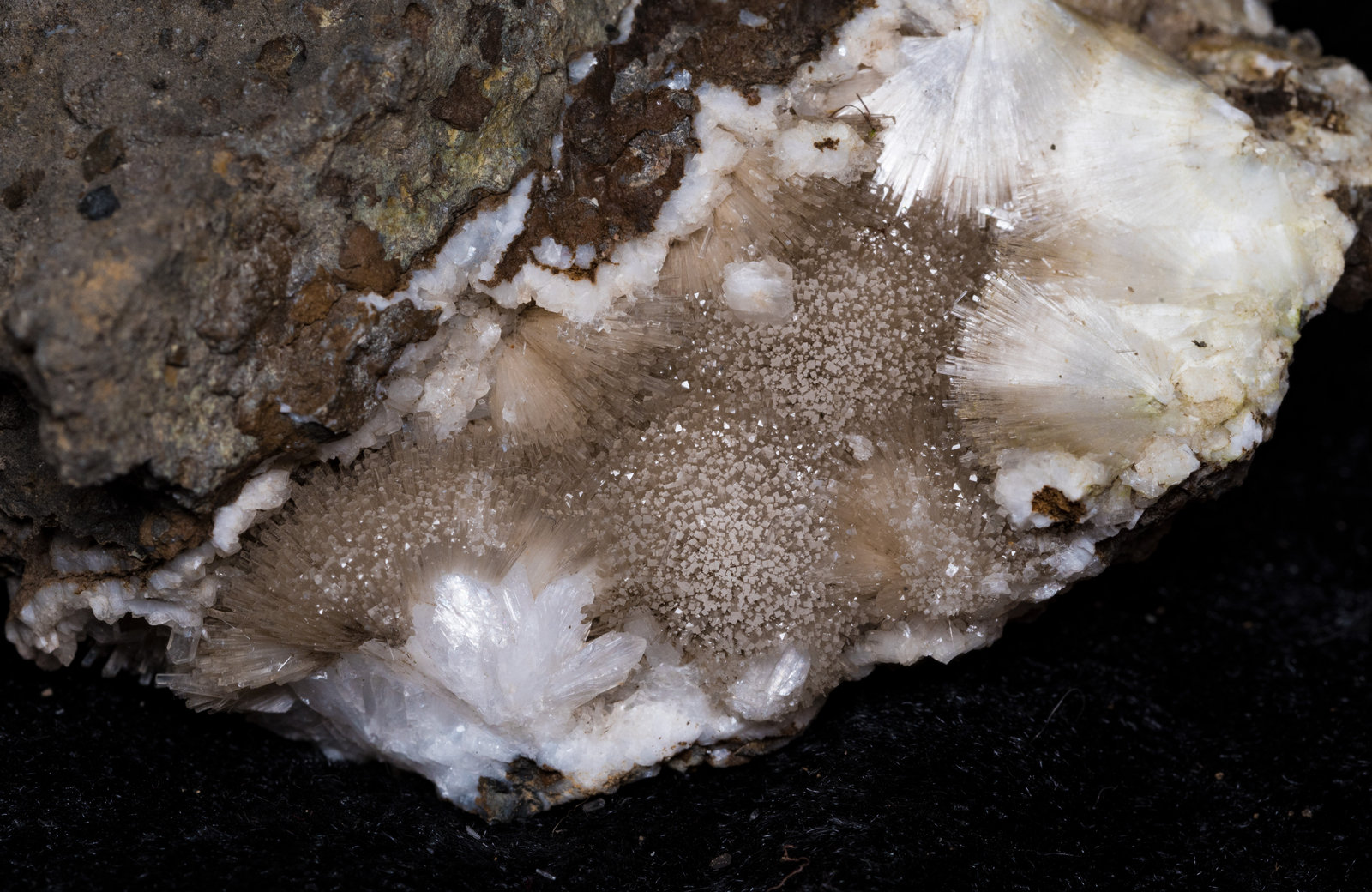 Stilbite, Natrolite (?)
82x70x36mm
(Autor: Bergur_E_Sigurdarson)
