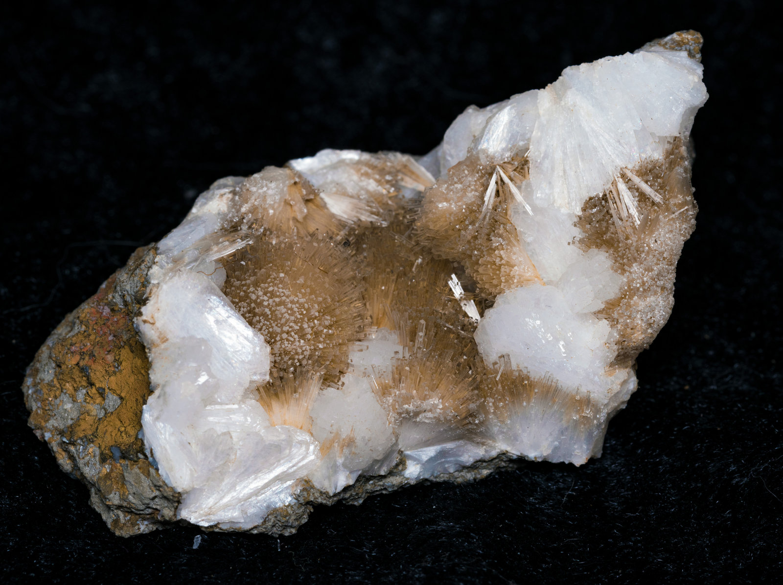 Natrolite (?), Stilbite
63x38x34mm
(Autor: Bergur_E_Sigurdarson)