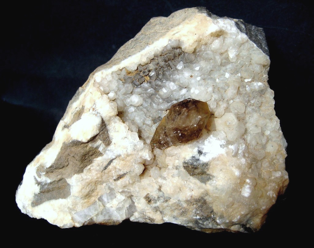 Smoky quartz
Specimen size 12 cm, crystal size 2,5 cm
(Autor: Tobi)