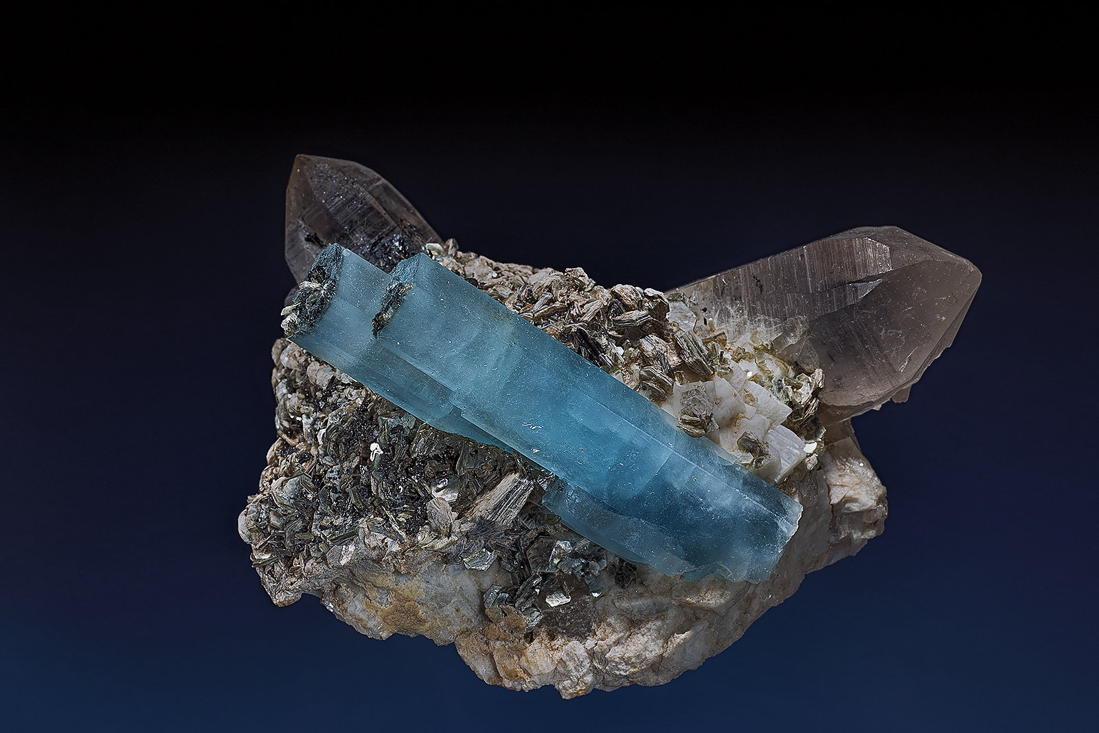 Beryl (var aquamarine), Quartz, Albite, Muscovite
10.0 x 8.3 cm
(Autor: am mizunaka)