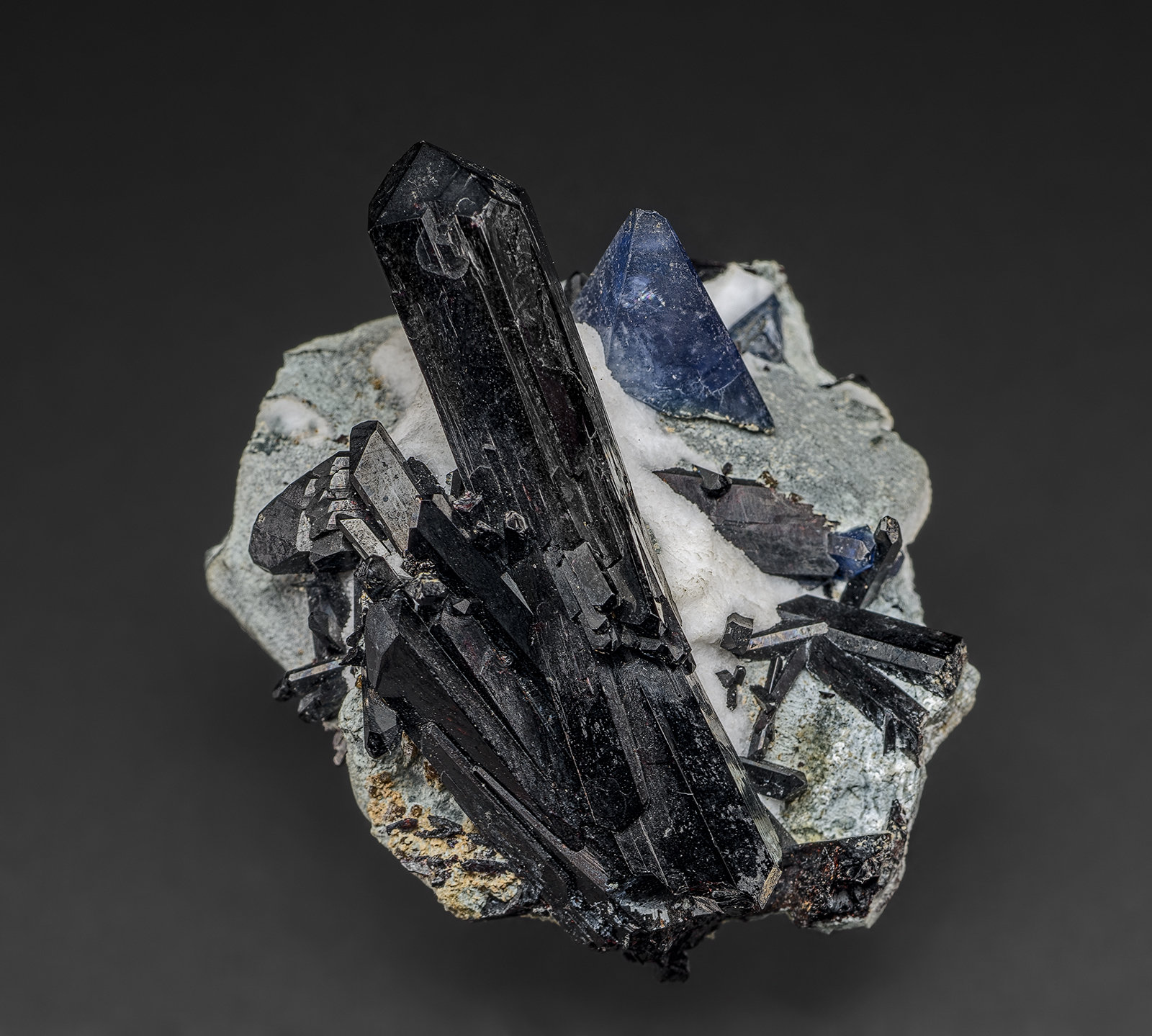 Neptunite, Benitoite
3.6 x 3.0 cm
(Autor: am mizunaka)