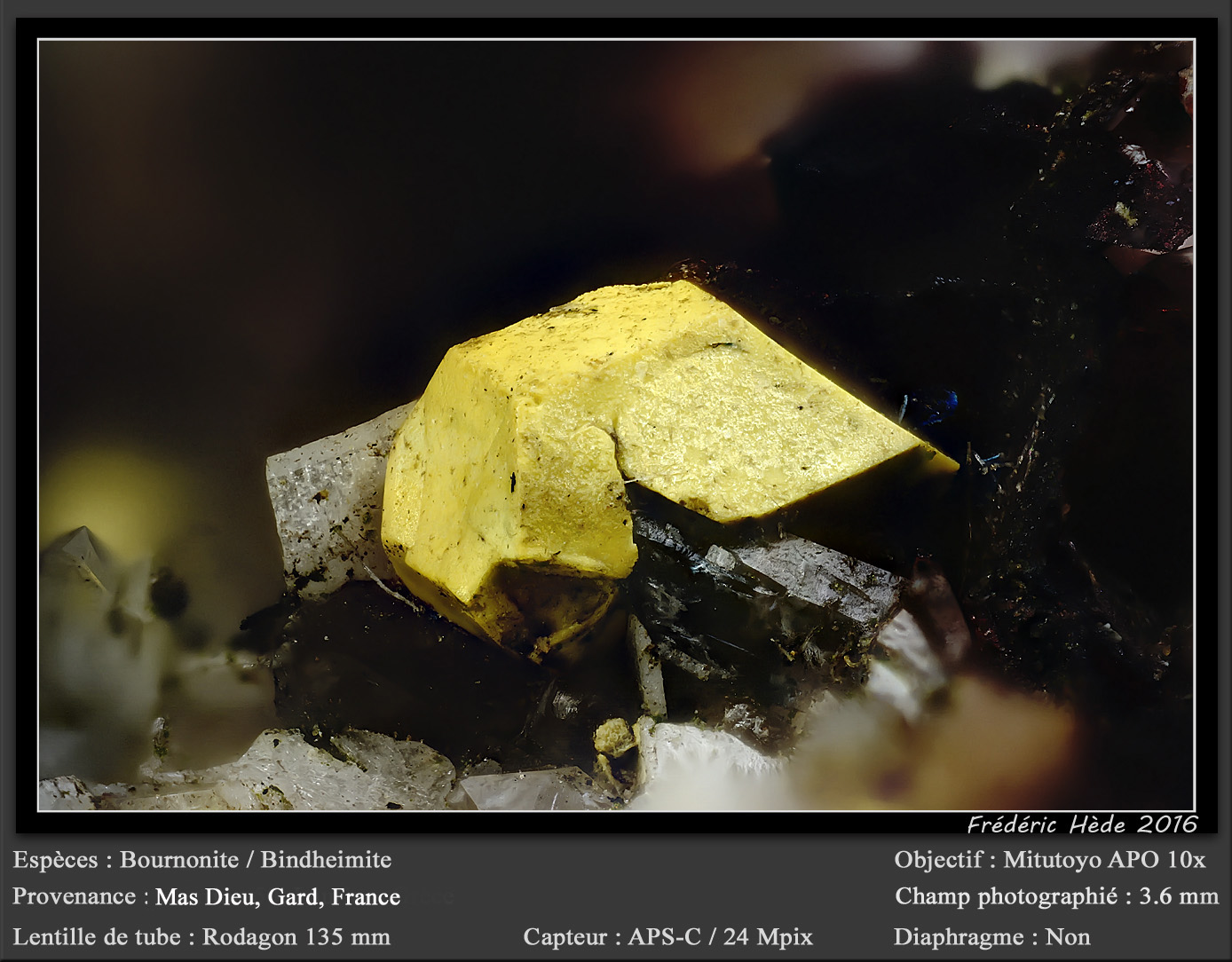 Bindheimite after bournonite
fov 3.6 mm
(Autor: ploum)