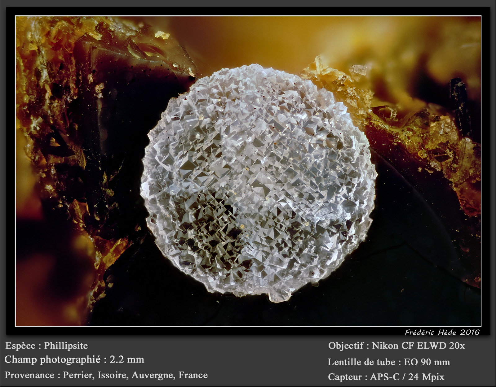 Phillipsite
fov 2.2 mm
(Autor: ploum)