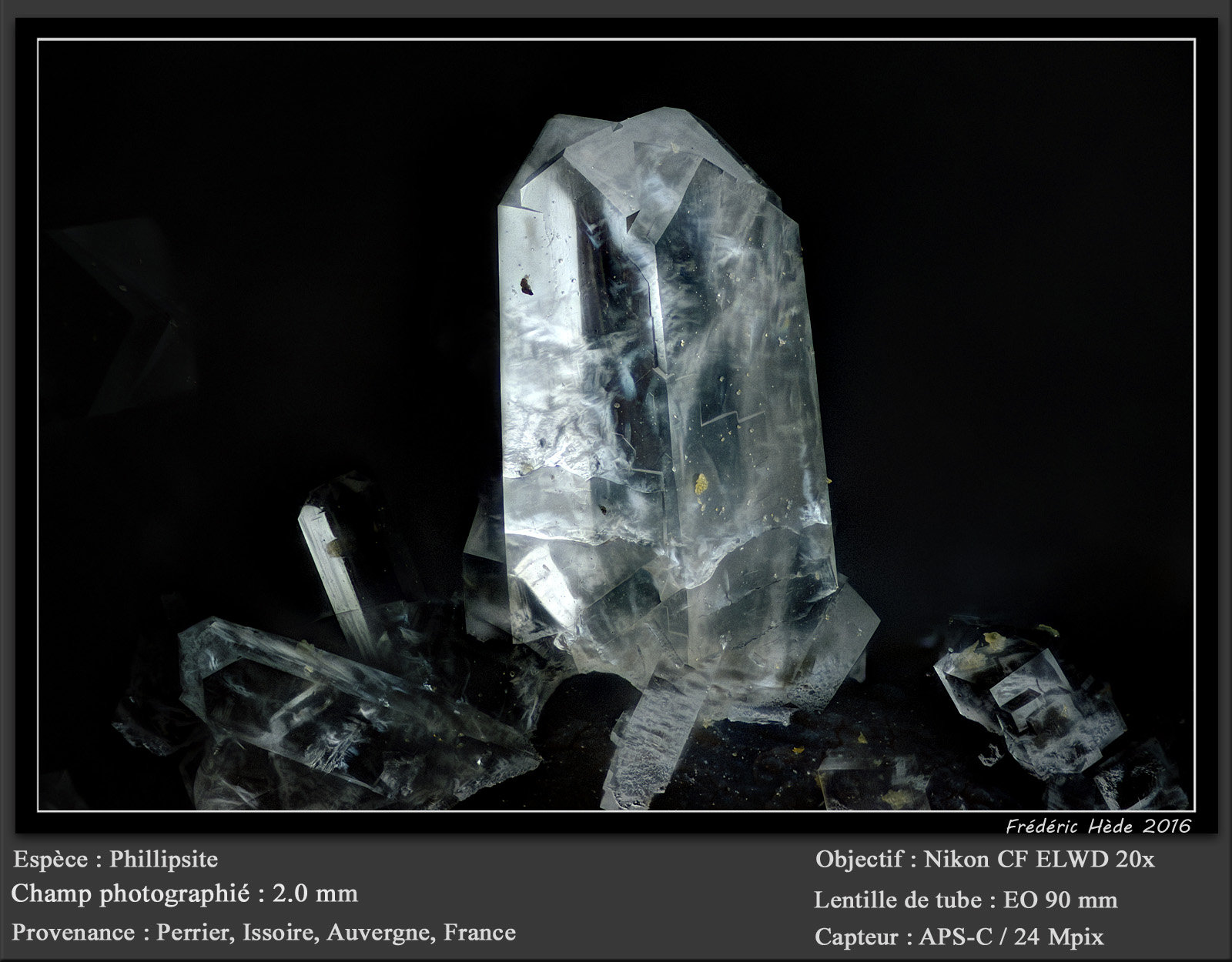 Phillipsite
fov 2.0 mm
(Autor: ploum)