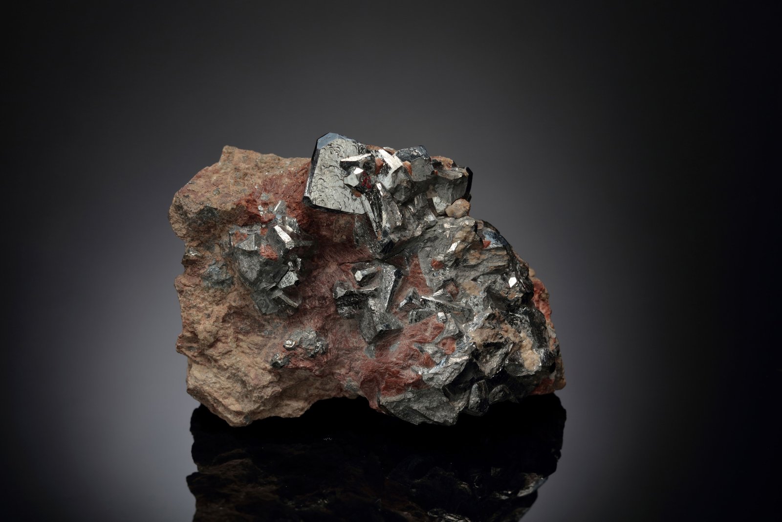 Nickelskutterudite
5.5 x 4 x 3.5 cm / main crystal: 1.3 cm
(Autor: MIM Museum)