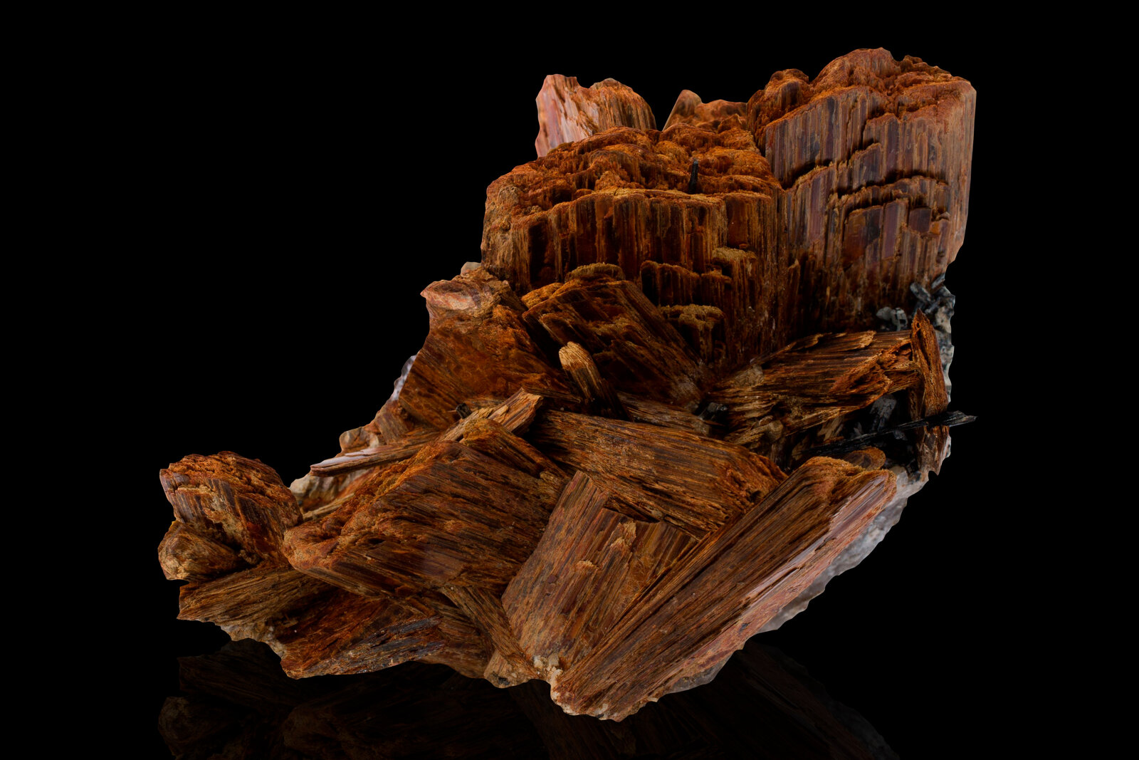 Niobophyllite
Mount Malosa, Zomba District, Malawi
9 x 6.5 x 6 cm / main crystal: 3.6 cm
(Autor: mim Museum)