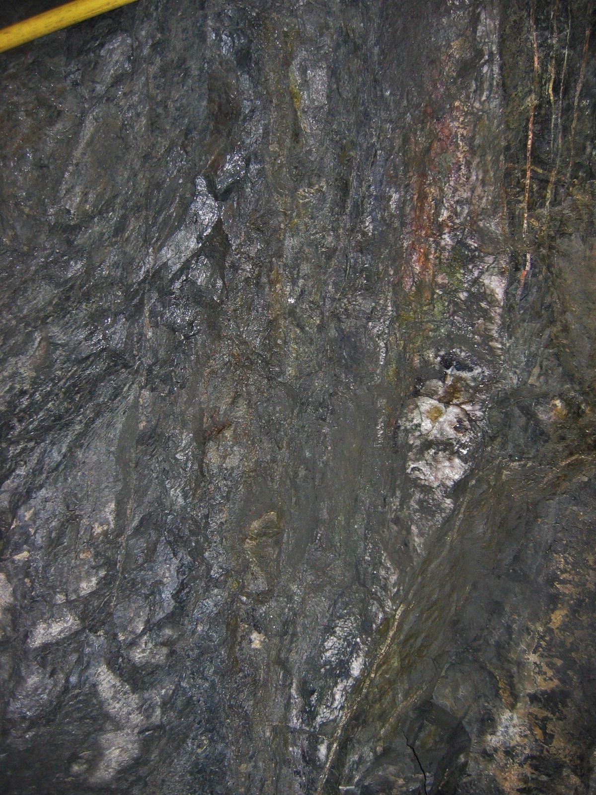 scheelite approx 12cm pod, right of centre - lots of wolframite alongside
(Autor: markbeckett)
