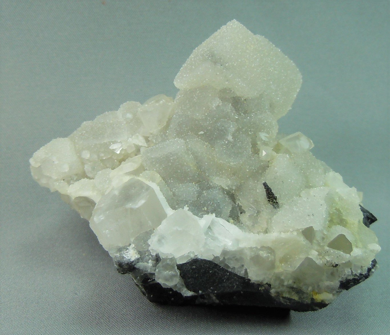 Quartz on Barite
7.3cm x 6.0cm
(Autor: rweaver)