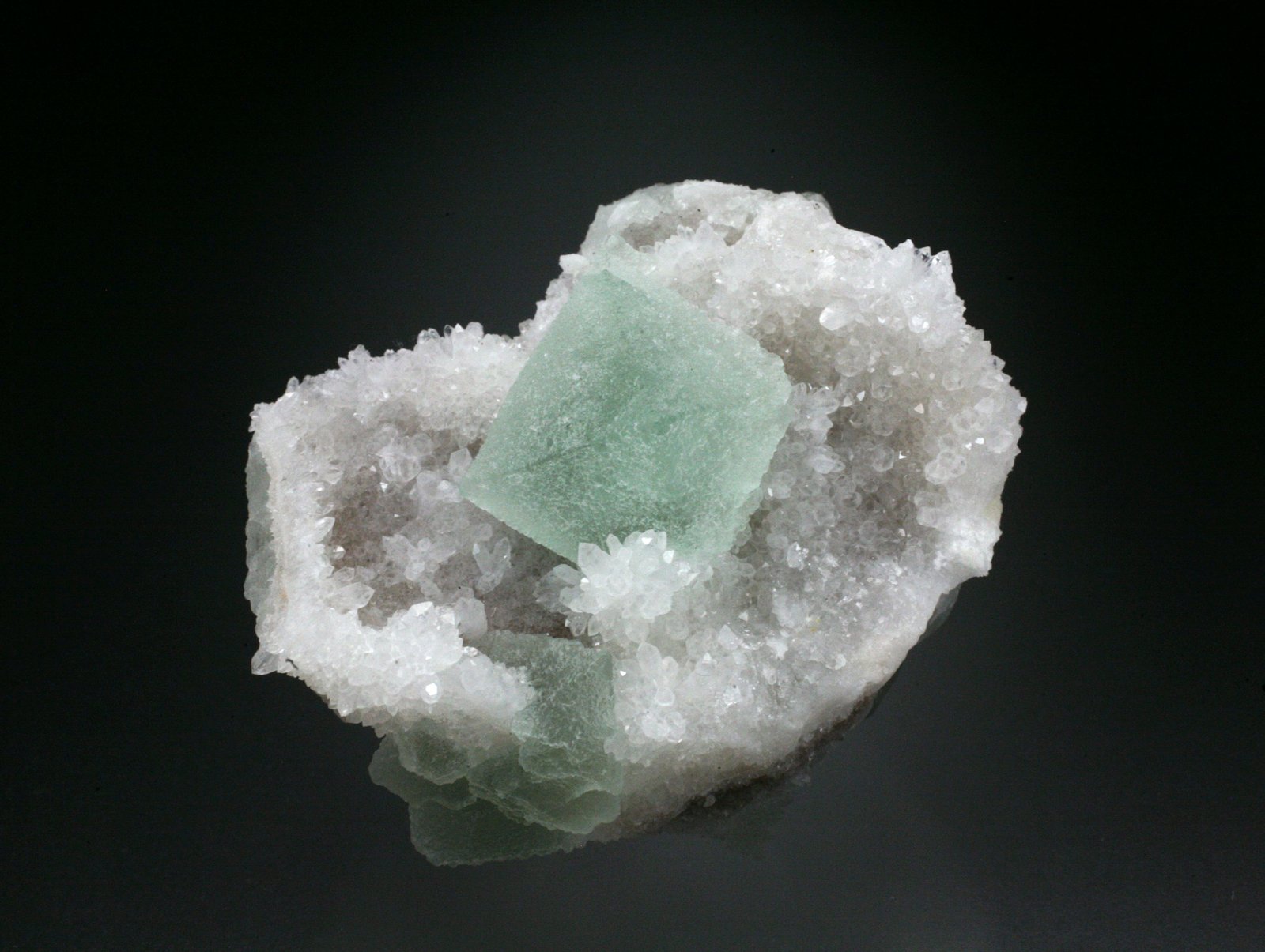 Fluorite, Quartz
6x4x3 cm overall size
(Autor: Jesse Fisher)