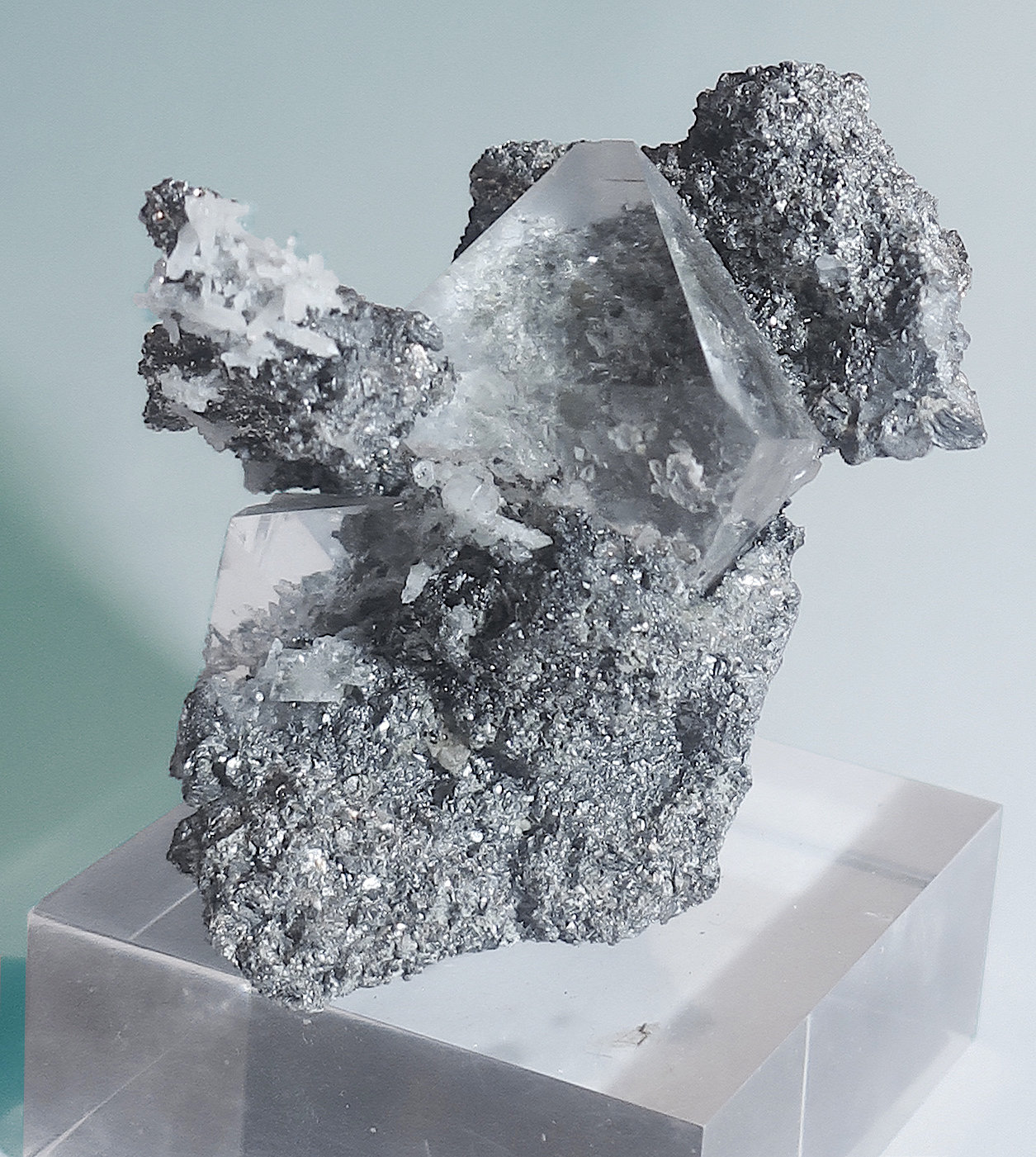 Fluorite, Löllingite, Quartz
6.7x5.5x4.5 cm
(Autor: JMiguelE)