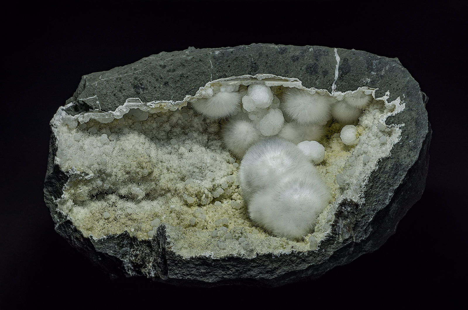 Okenite, Gyrolite, Quartz
18.0 x 13.5 cm
(Autor: am mizunaka)