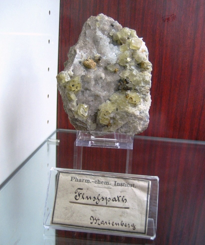 Fluorite (+ Quartz?, Siderite?, Chalcopyrite?)
Approx. 10 cm
(Autor: Tobi)
