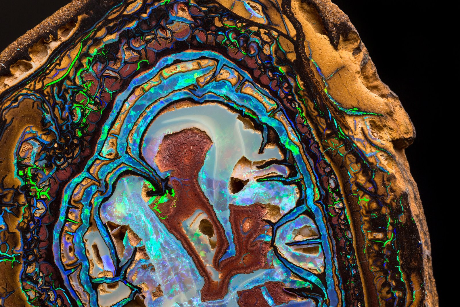 Opal (variety boulder opal)
7.5 x 8 x 2 cm
(Autor: MIM Museum)