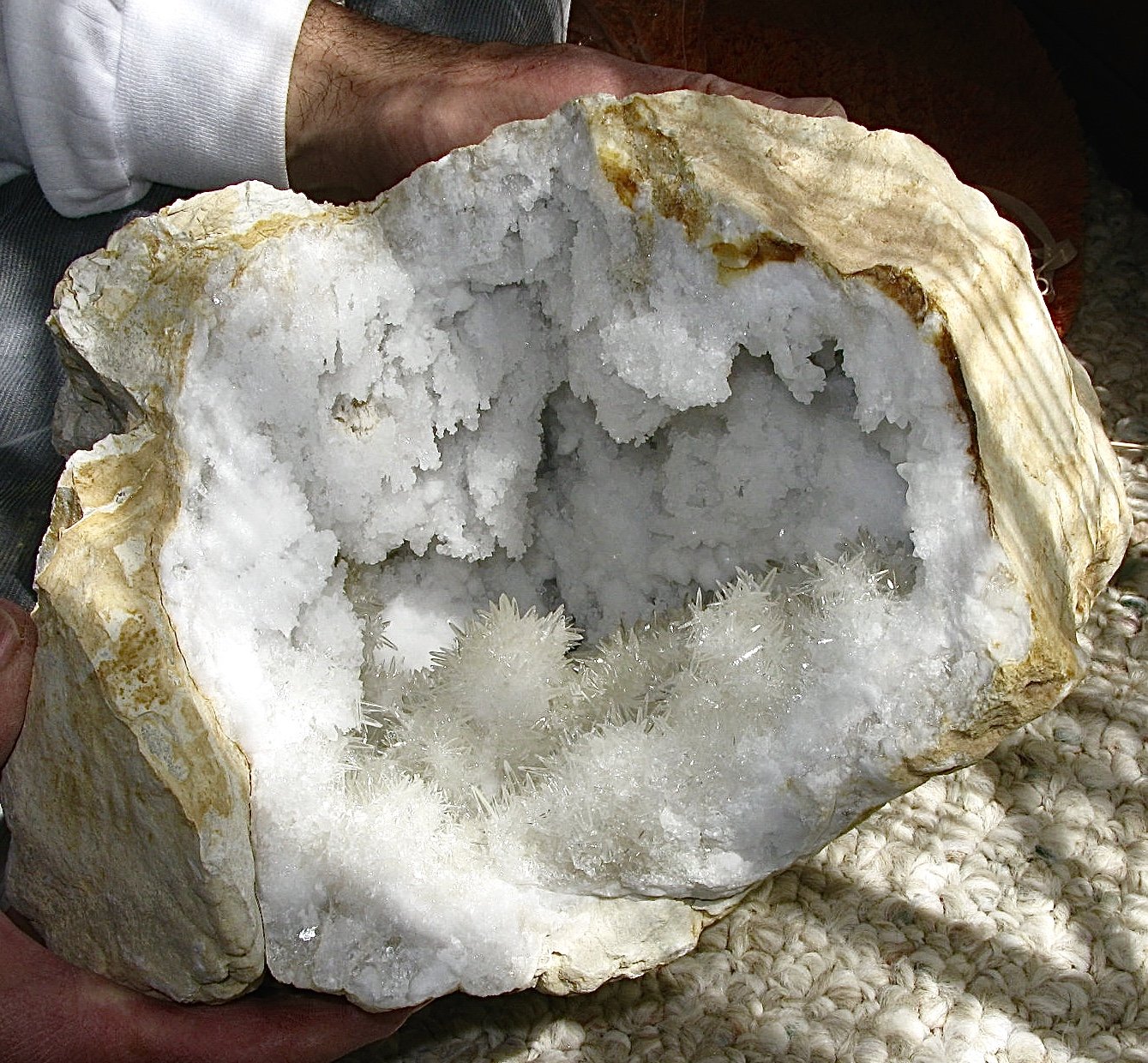 calcite on quartz
Geode cavity is greater than 30 cm, Calcite area is about 20 cm
(Autor: Bob Harman)