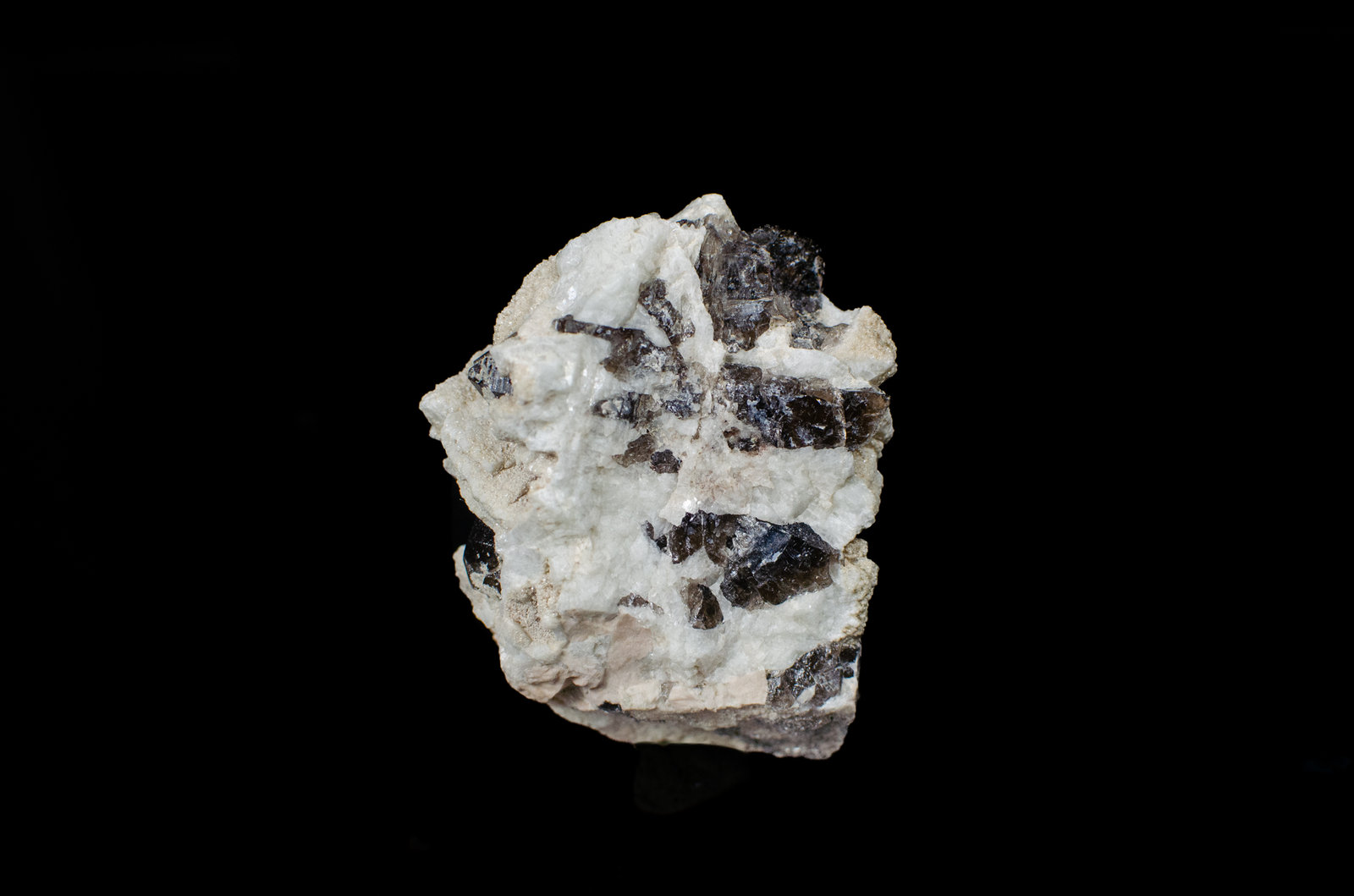 Albite (variety cleavelandite) with Quartz
73.8 x 58.5 x 41.2 mm
(Autor: k-m.minerals)