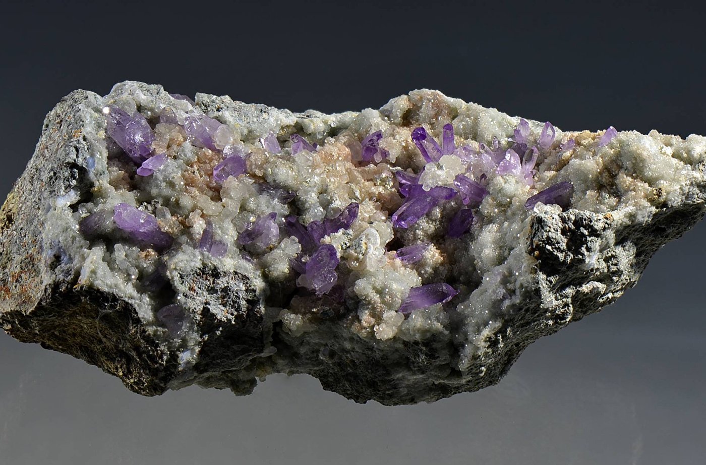 Quartz (var. amethyst), Calcite
12.5 x 5.3 x 4.5 cm
(Autor: Martin Rich)