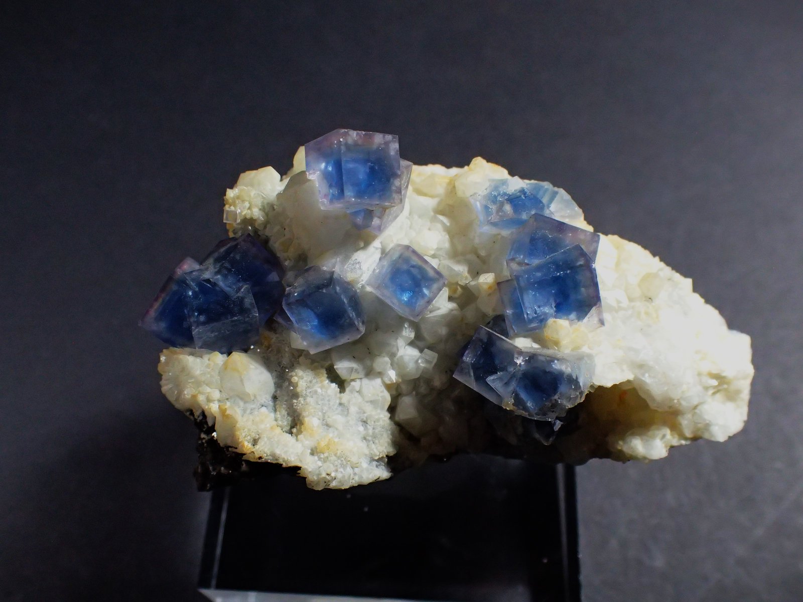 Fluorite, Quartz
71 mm x 48 mm x 46 mm
(Autor: Don Lum)