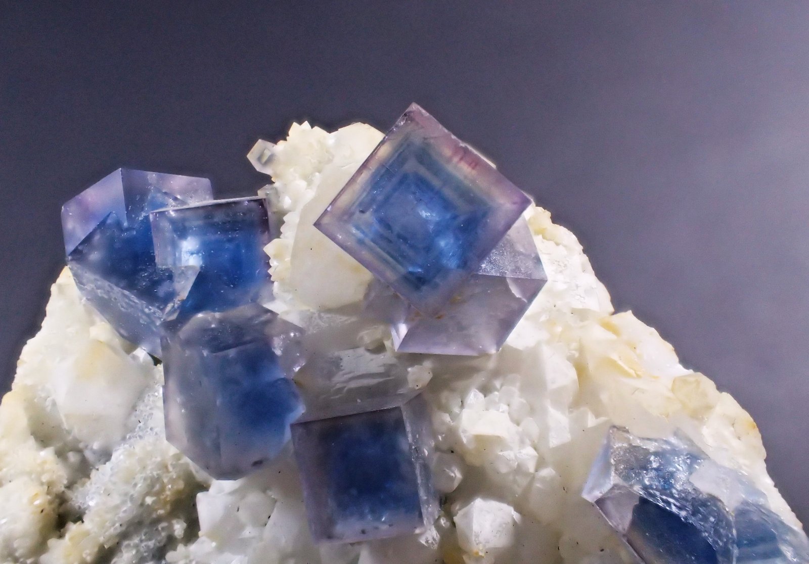 Fluorite, Quartz
71 mm x 48 mm x 46 mm
(Autor: Don Lum)