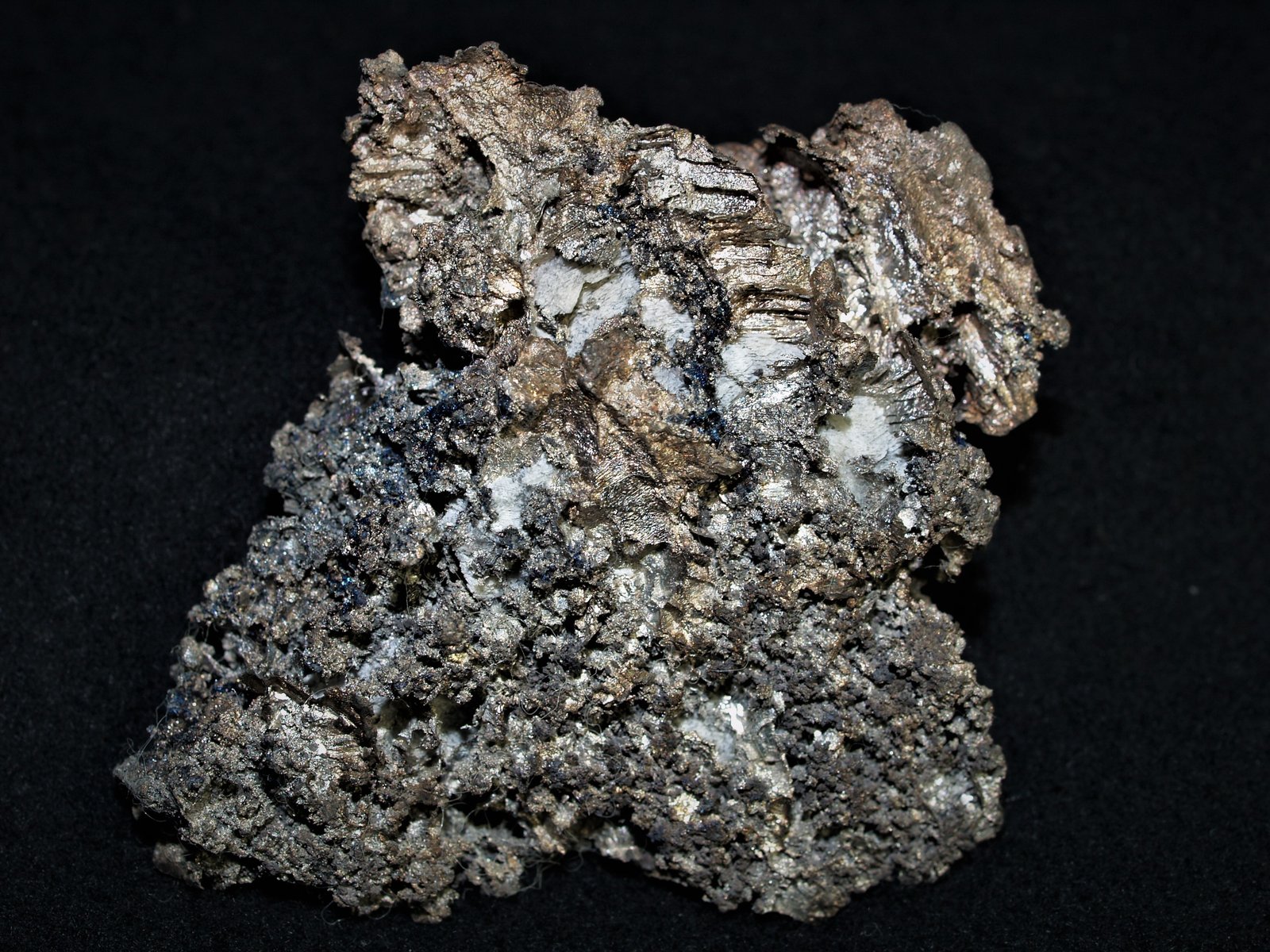 Silver with Bornite
6.8x5.8x1.6 cm's
(Autor: Joseph DOliveira)