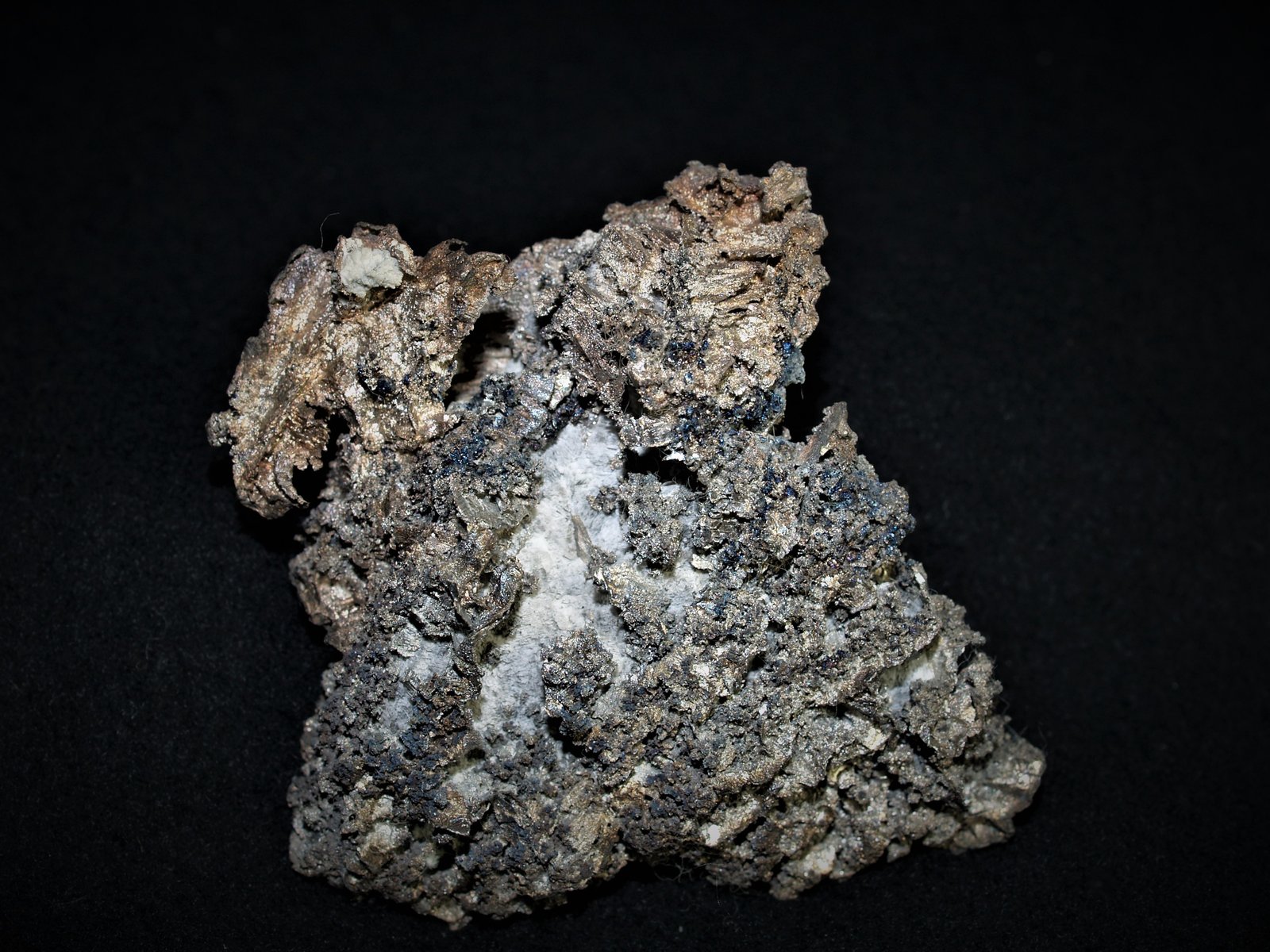 Silver with Bornite
6.8x5.8x1.6 cm's
(Autor: Joseph DOliveira)