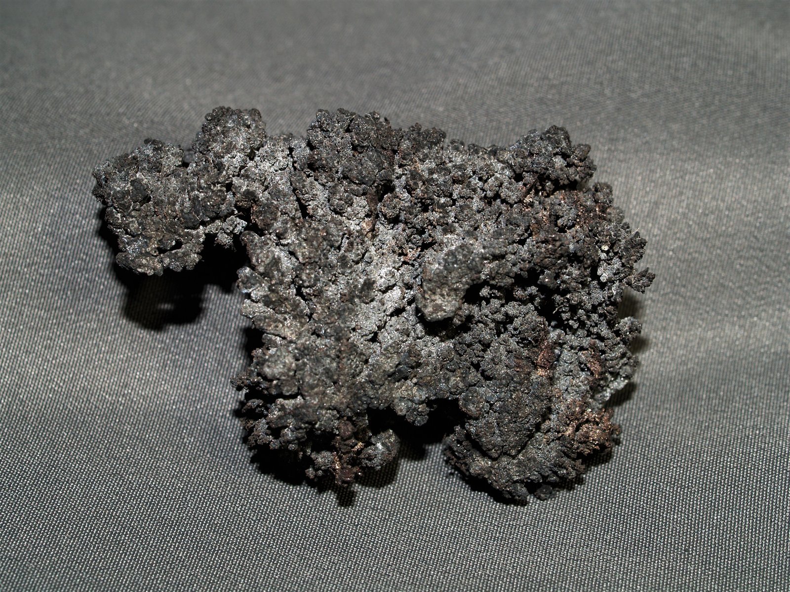 Clinosafflorite on Silver
5.5x3.5x1.2 cm's
(Autor: Joseph DOliveira)