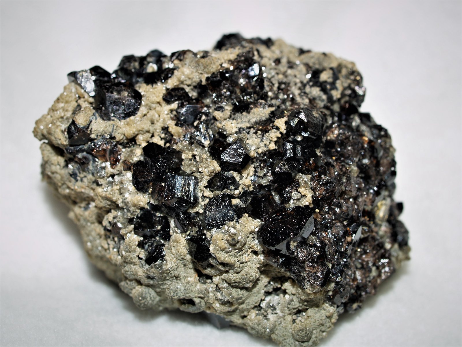 Cassiterite
6.3x5.5x3.5 cm's
(Autor: Joseph DOliveira)