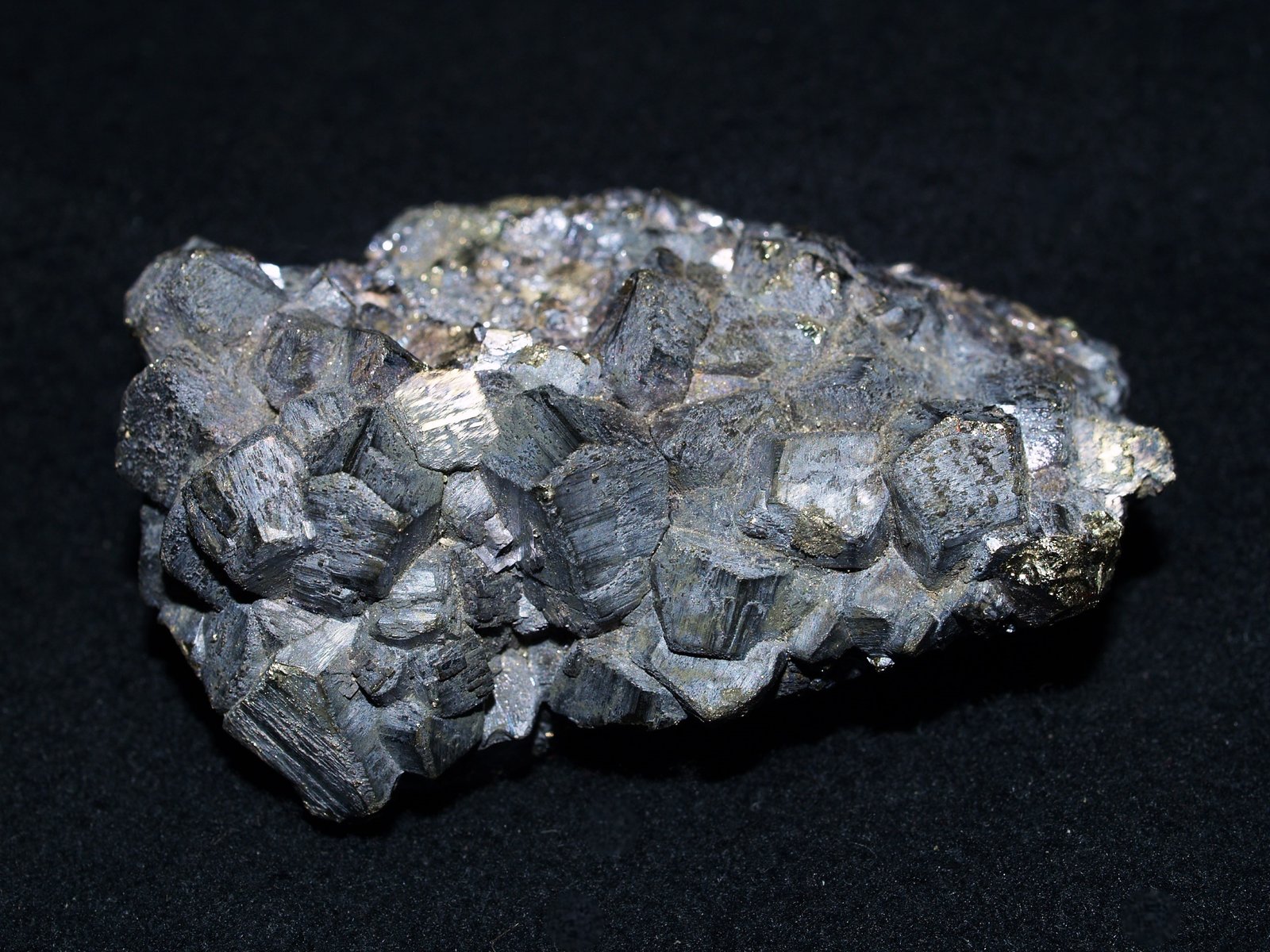 Pyrite coated by Molybdenite
6.5x4.5x2.5 cm's
(Autor: Joseph DOliveira)
