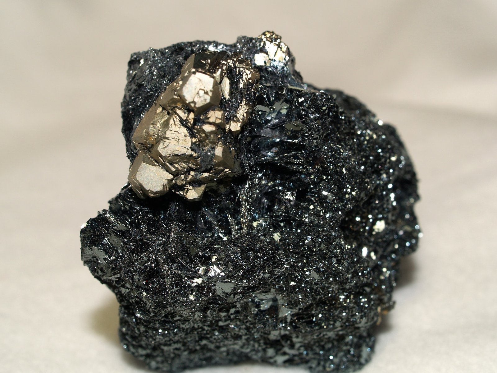 Pyrite with Hematite
6.5x6x4 cm's
(Autor: Joseph DOliveira)