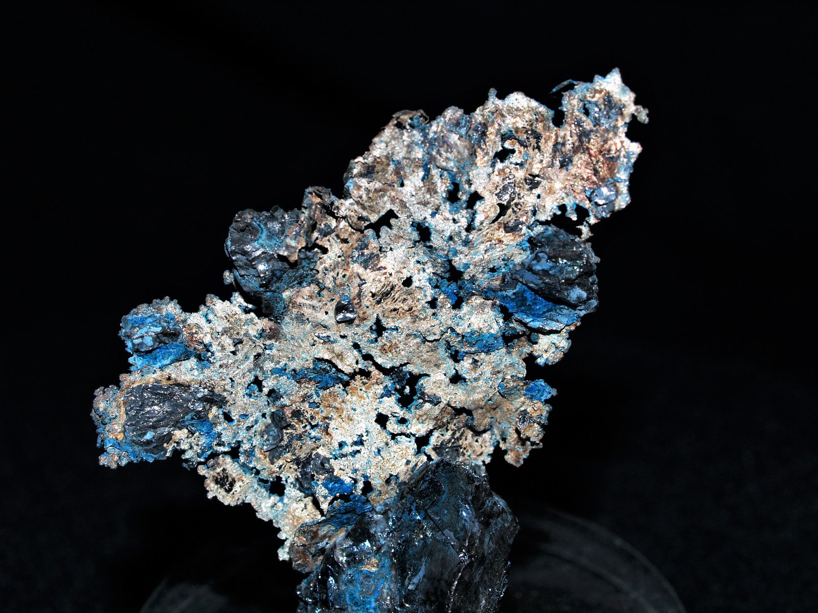 Silver with Bornite
4.8 x 3.5 x 1 cm
(Autor: Joseph DOliveira)