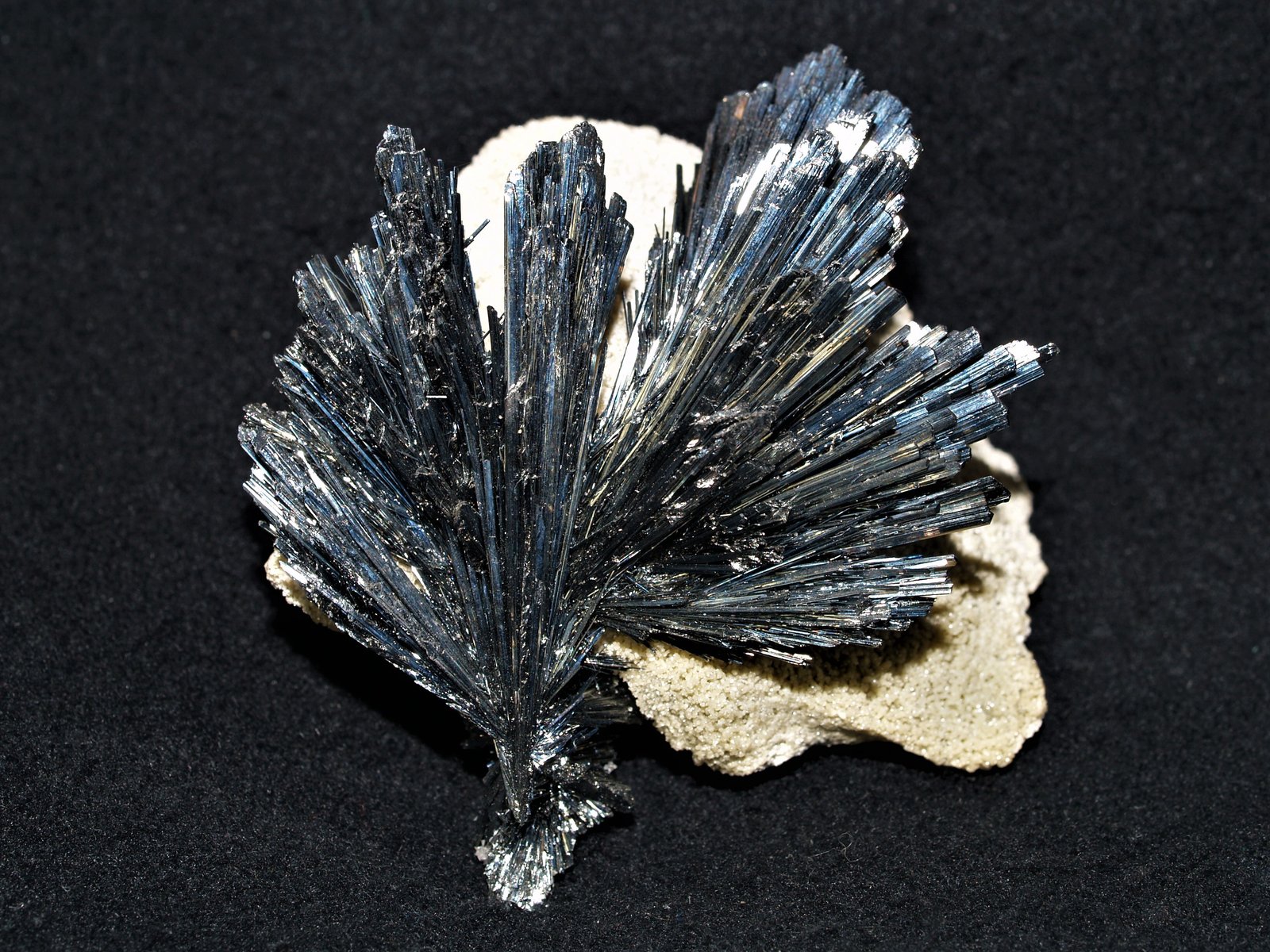 Stibnite
5.5 x 6 x 3.5 cm
(Autor: Joseph DOliveira)