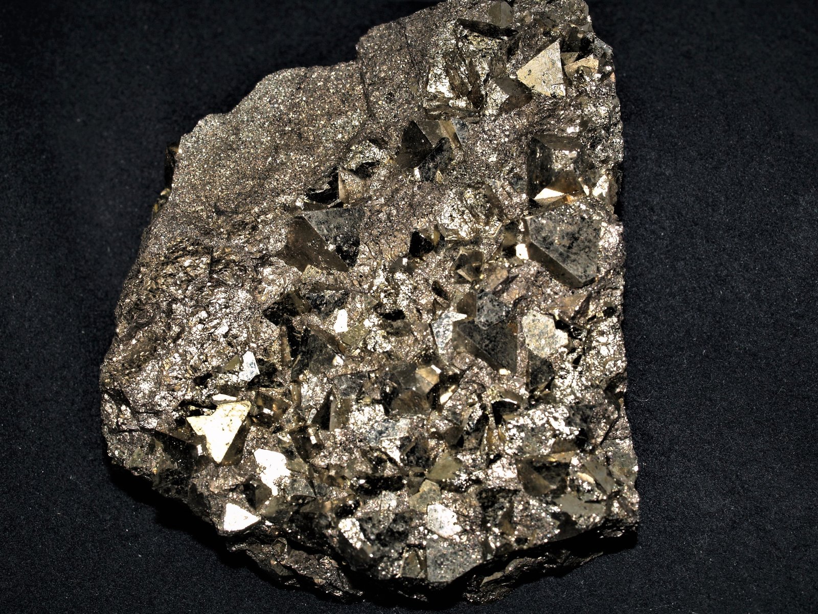 Pyrite (octahedral) with Magnetite and Pyrrhotite
11.5x10x3.2 cm's
(Autor: Joseph DOliveira)