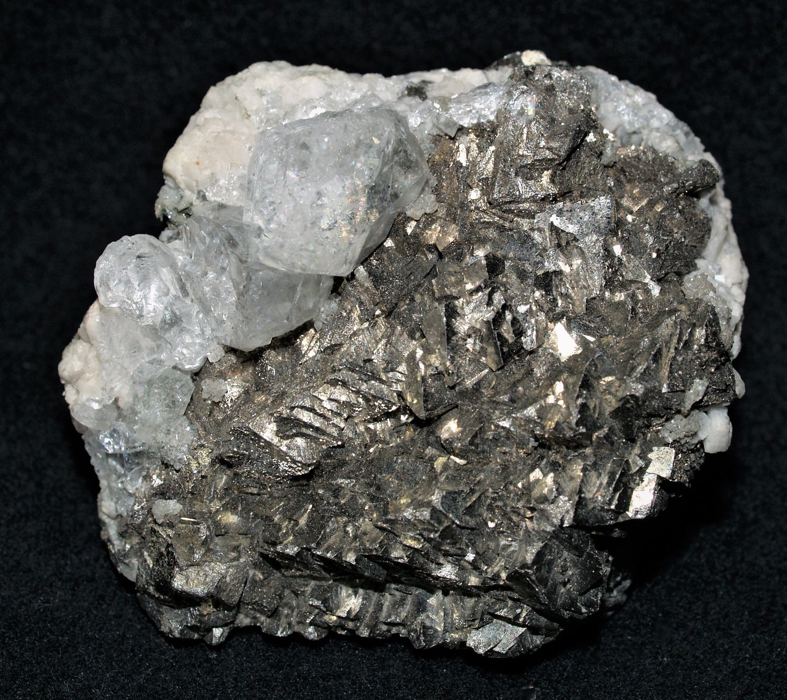 Fluorite, Arsenopyrite and Löllingite with Magnetite
7.5 x 6 x 3.5 cm's
(Autor: Joseph DOliveira)