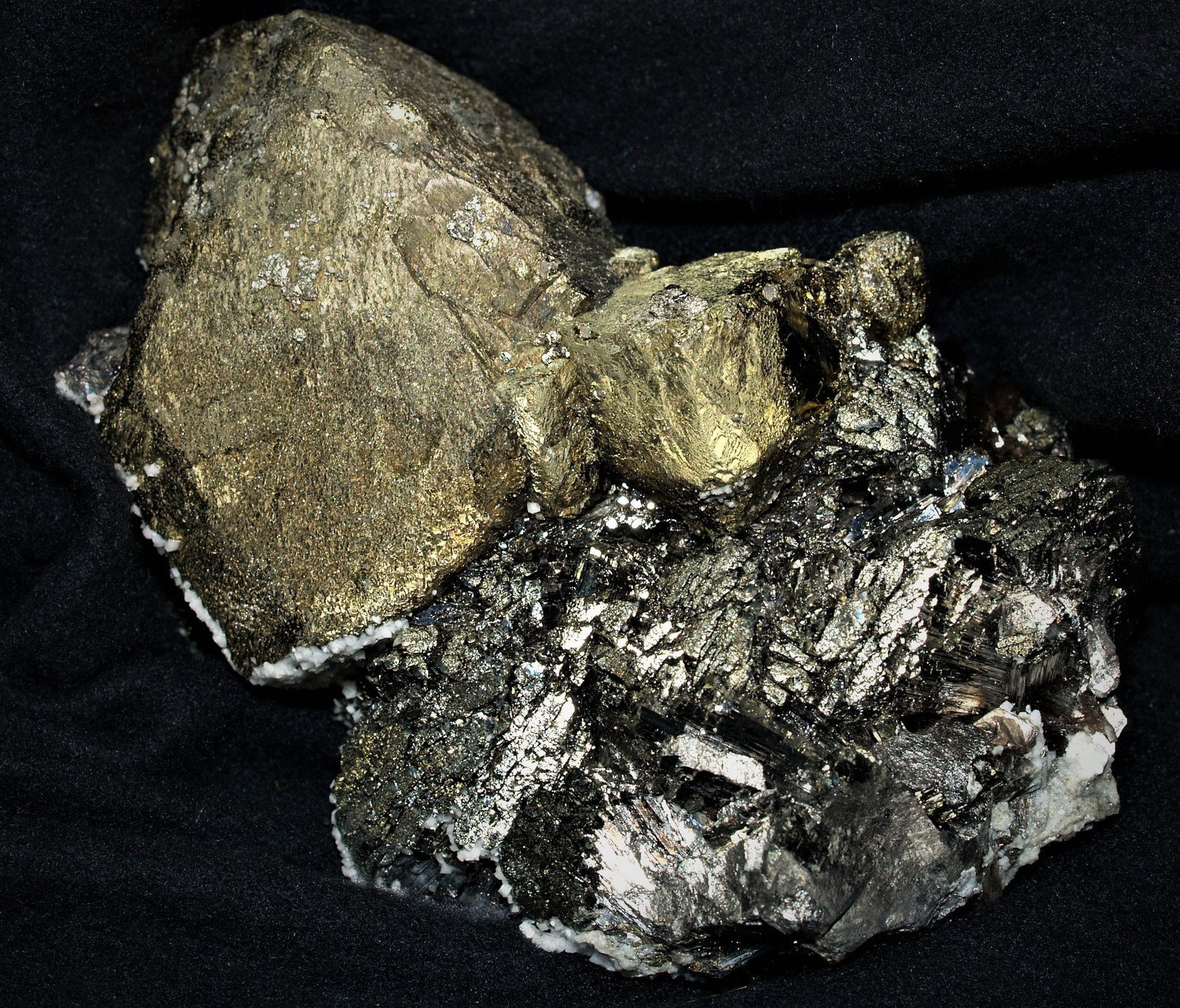 Chalcopyrite with Arsenopyrite, Calcite and Muscovite
11.5x8.5x6.5 cm's
(Autor: Joseph DOliveira)