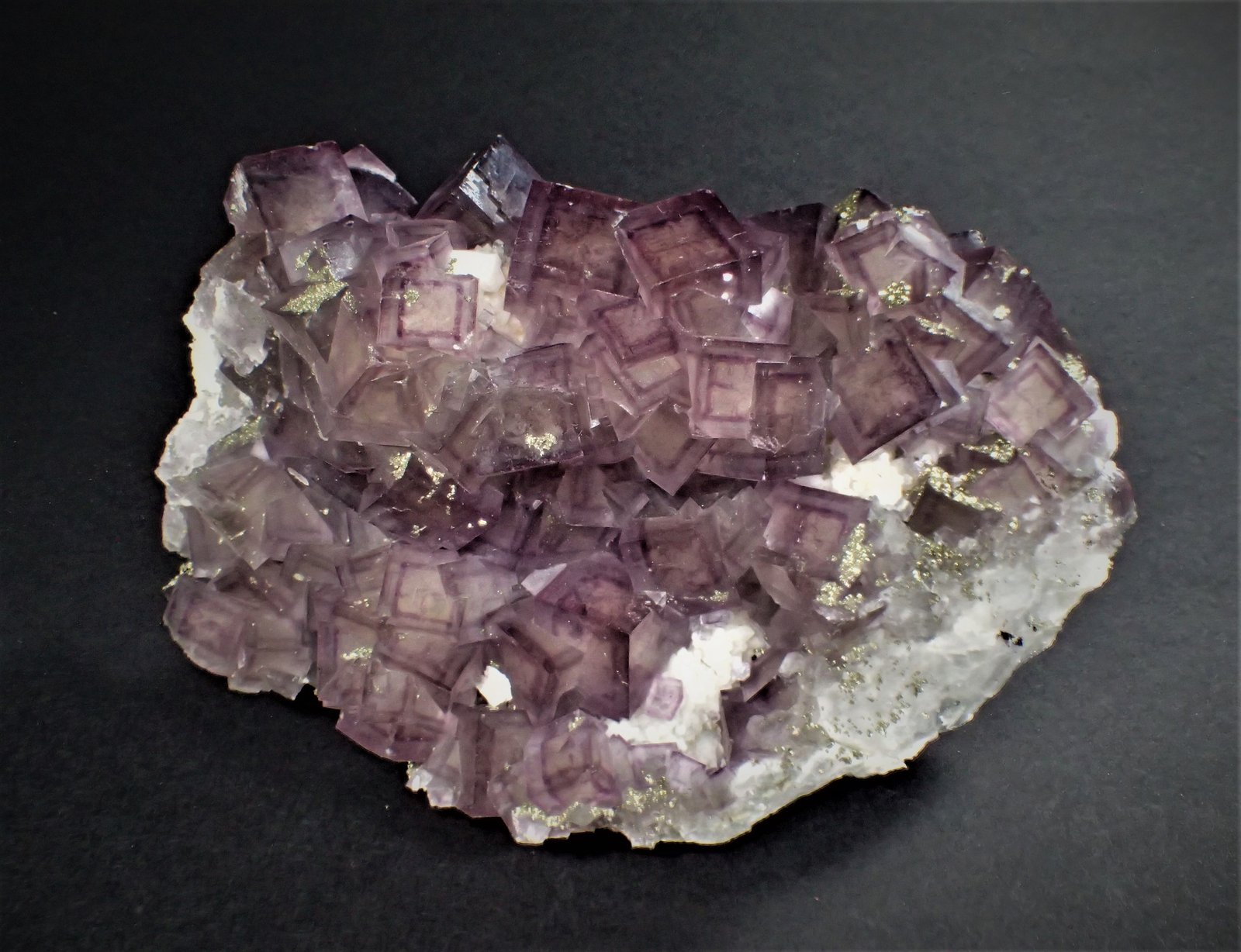 Fluorite, Pyrite
143 mm x 87 mm
(Autor: Don Lum)