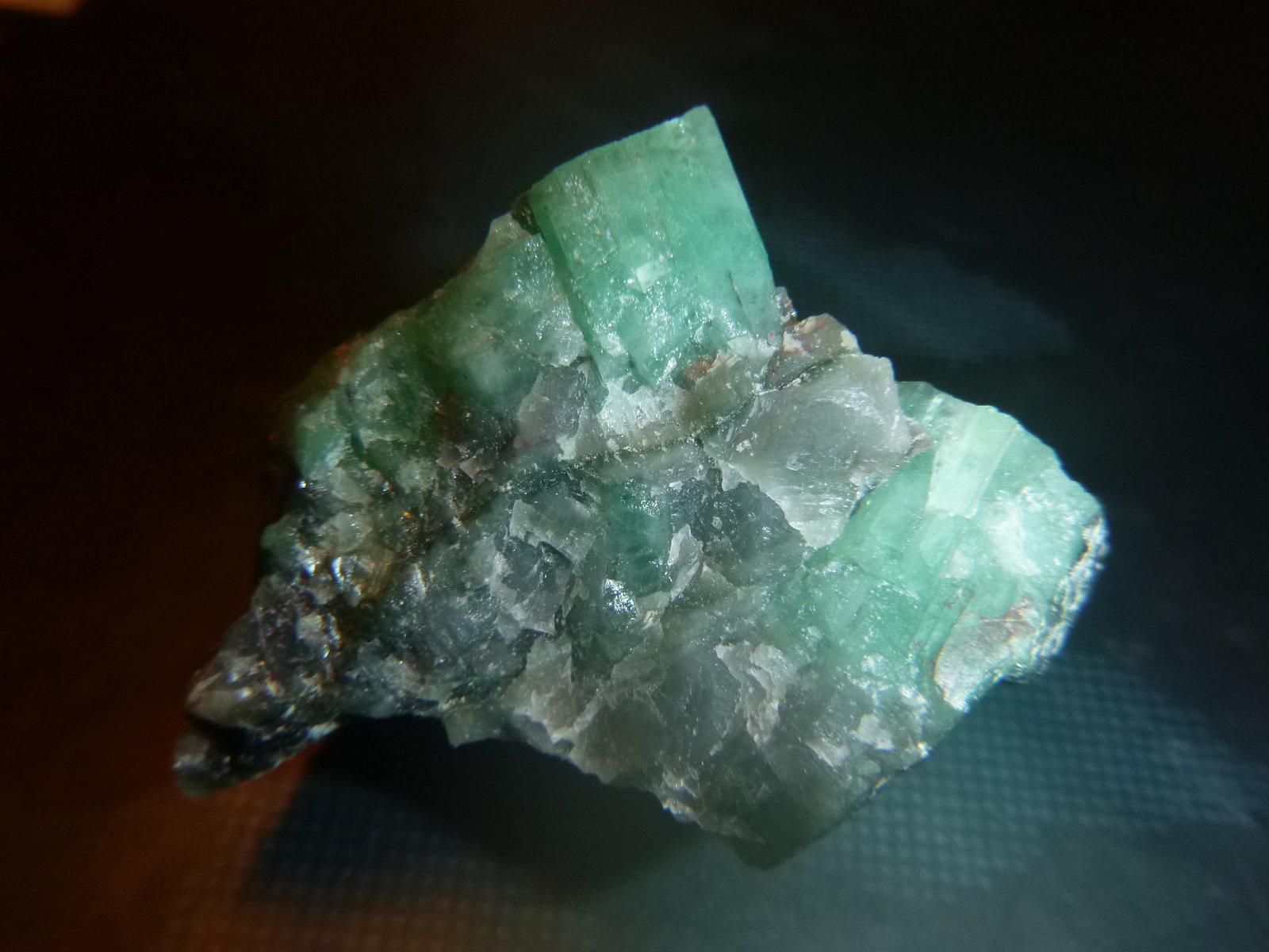 Beryl (variety emerald)
42 mm x 36 mm x 38 mm
(Autor: Firmo Espinar)