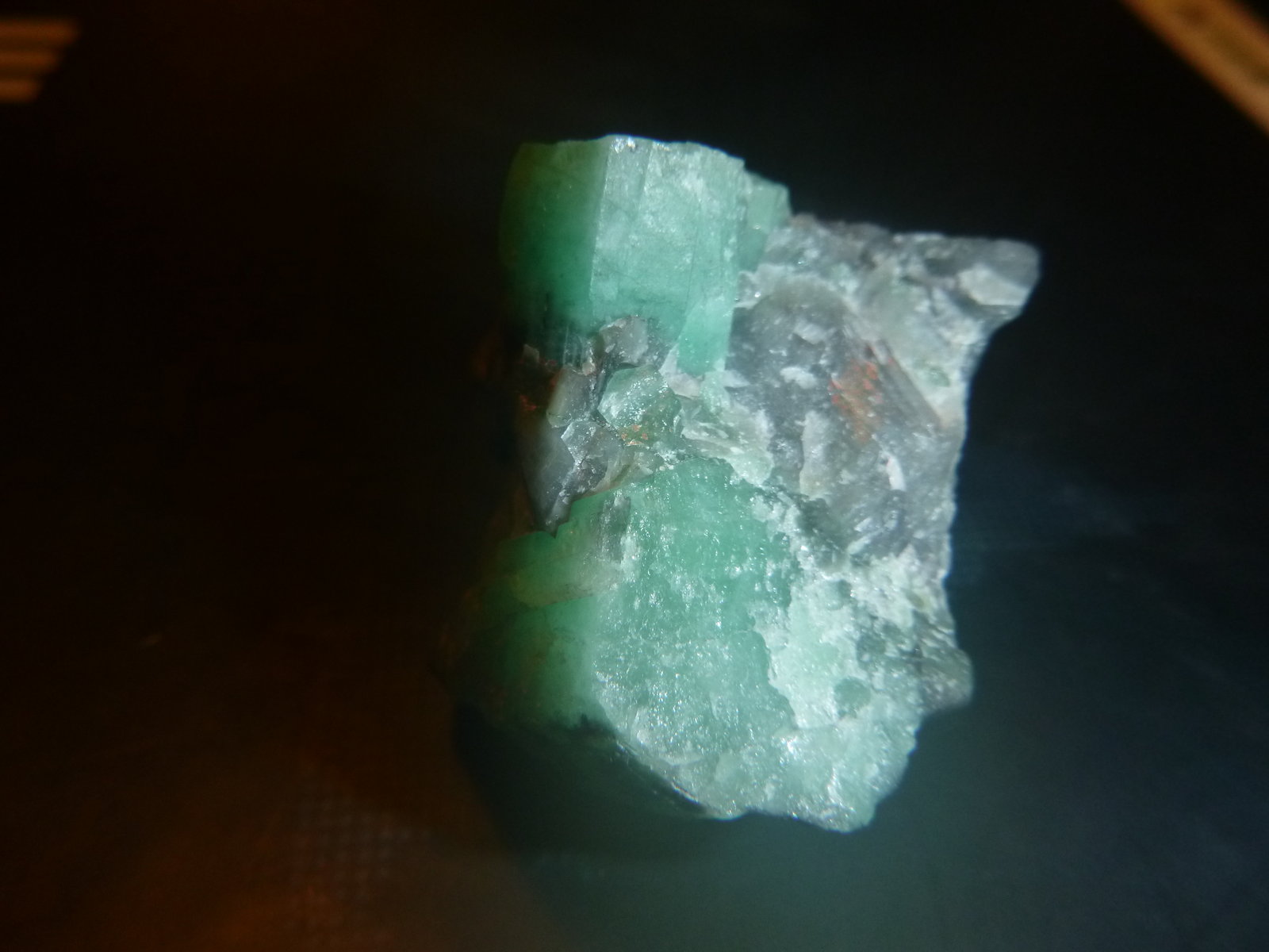 Beryl (variety emerald)
42 mm x 36 mm x 38 mm
(Autor: Firmo Espinar)
