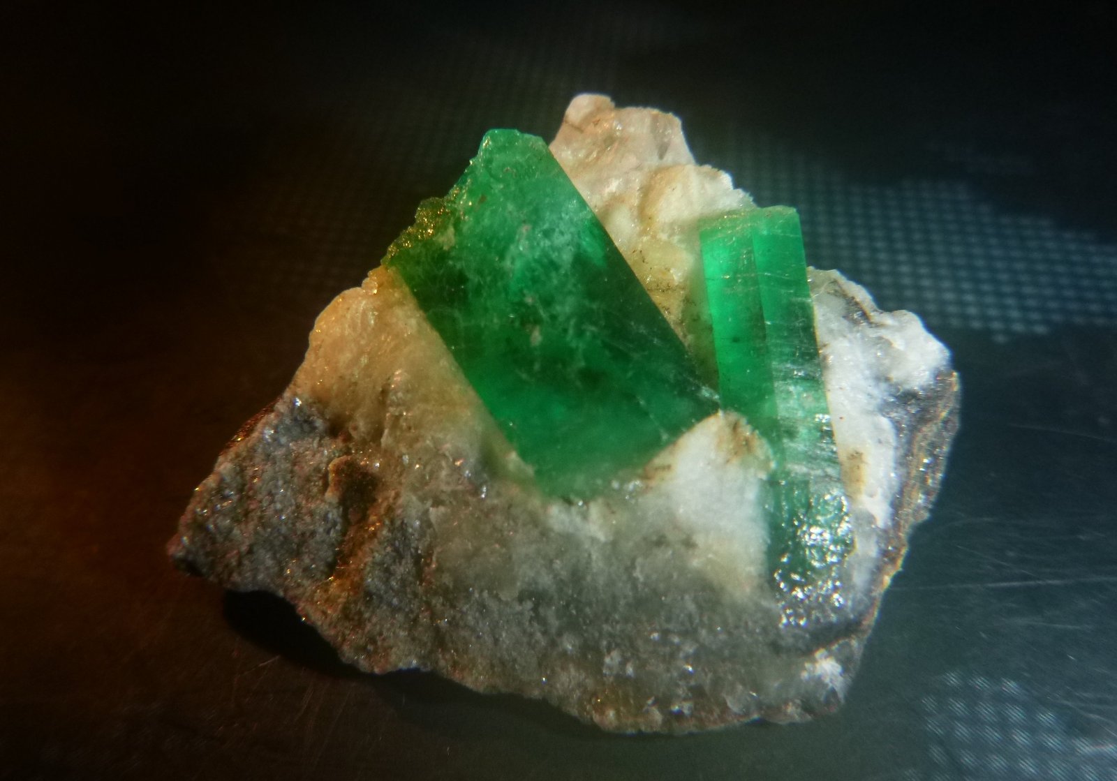 Beryl (variety emerald)
34mm x 32mm x 14mm
(Autor: Firmo Espinar)